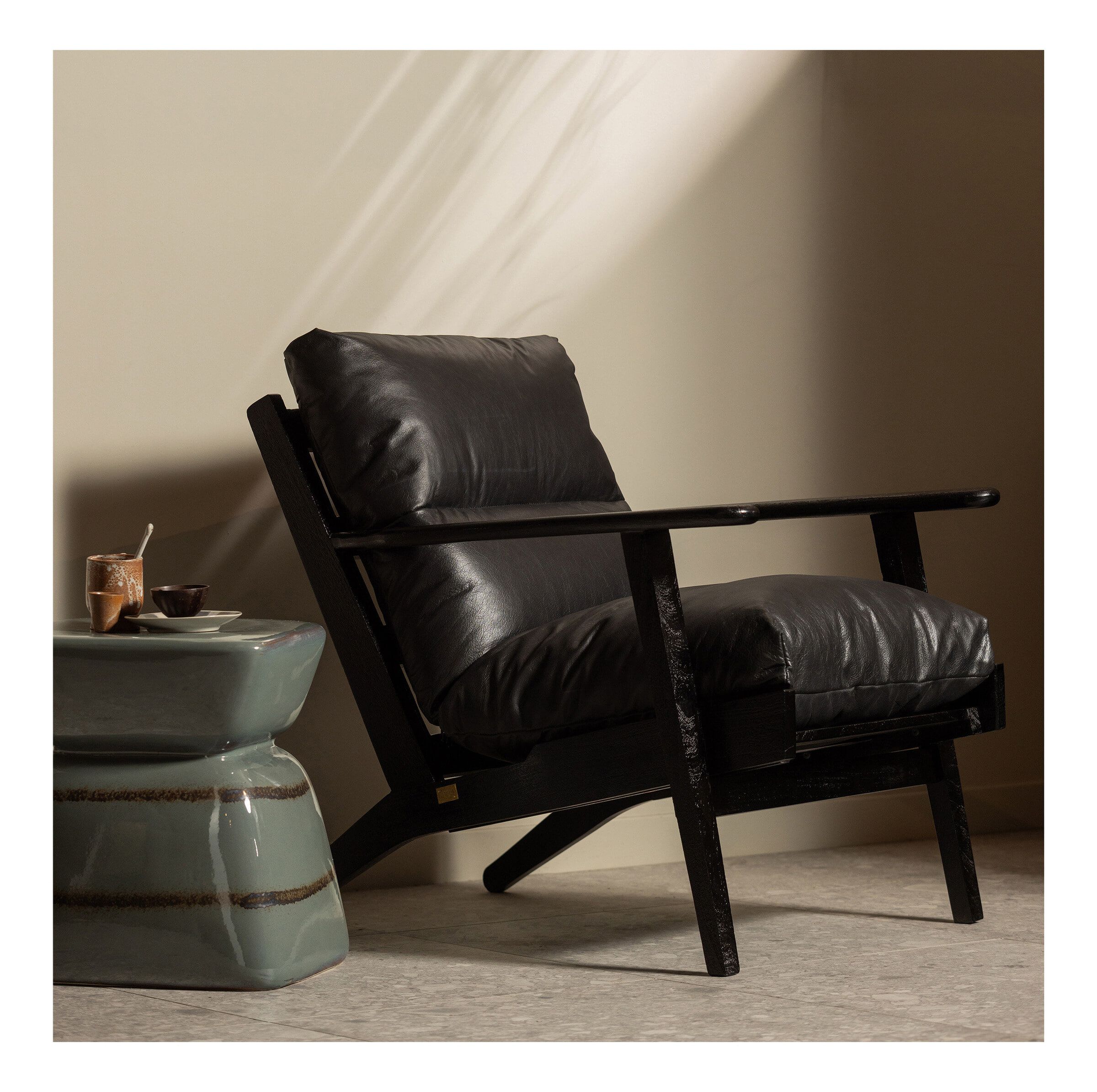 Houston Fauteuil van Acaciahout – Stoer Zwart Design van WOOOD