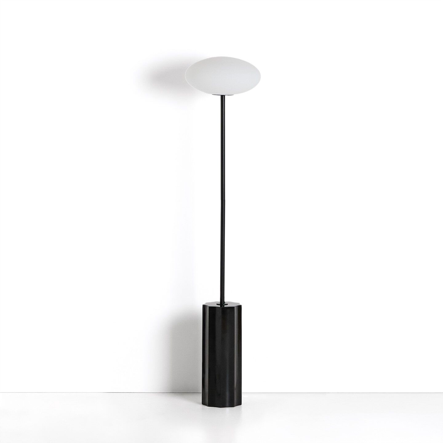 Idela Vloerlamp van Kave Home – Rookglas en Zwart Marmer, 120 cm