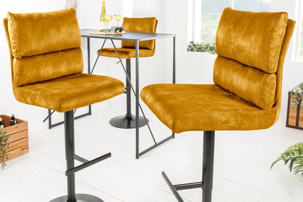 In hoogte verstelbare barkruk Comfort – Mustardgeel fluweel met zwart metalen rugleuning