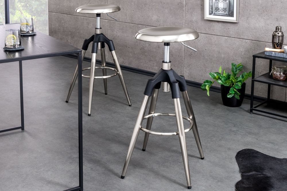 Industrieel Design: Hoogteverstelbare Barkruk met Brushplate Chroom en Zwart – Invicta Interior