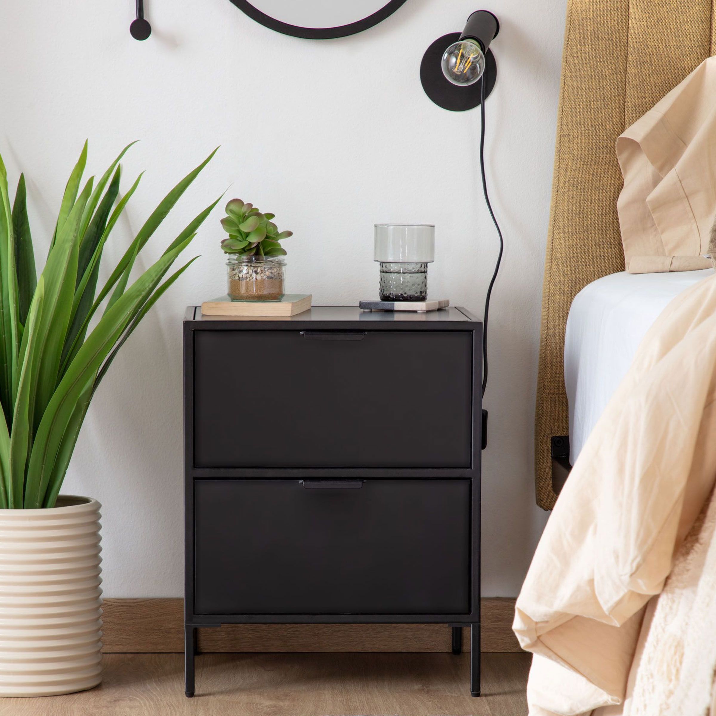 Industriële nachtkastje Shantay van Kave Home – zwart, compact en stijlvol