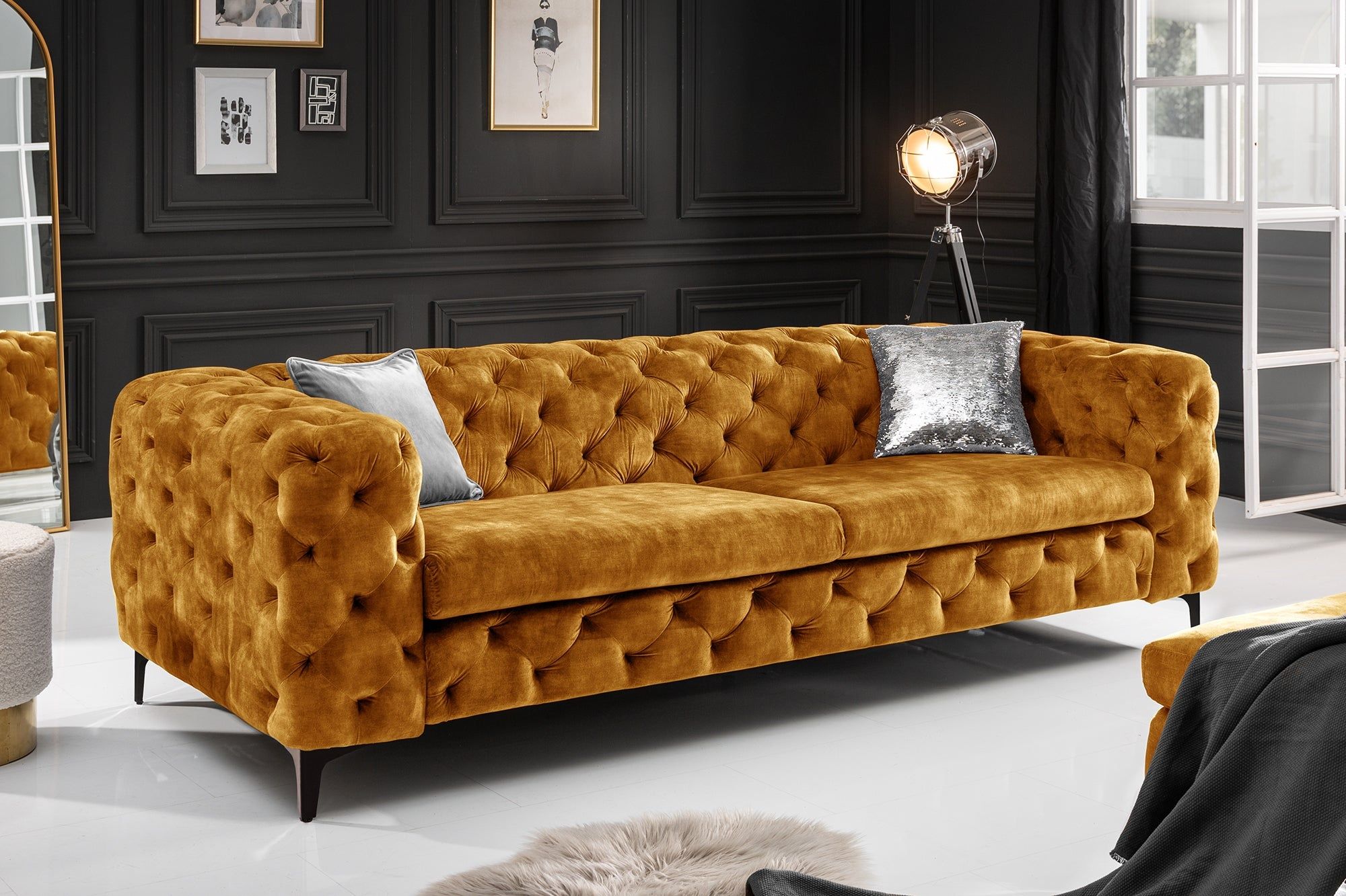 Invicta Interior Chesterfield Sofa Modern Barok – 235 cm Mosterdgeel Fluweel 3‑Zits Bank