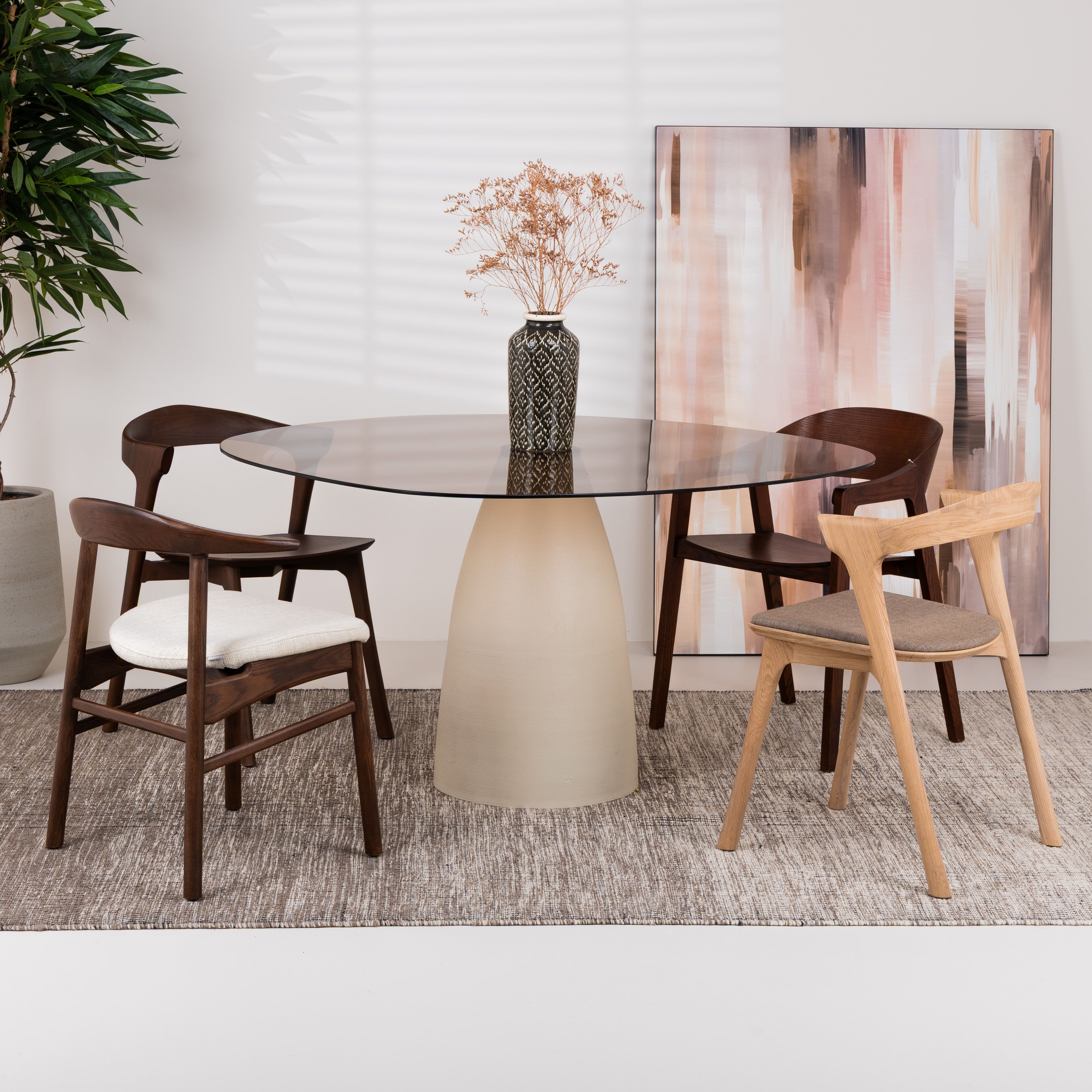 Jacky eettafel van Sohome – Rookglas & betonlook in elegante beige
