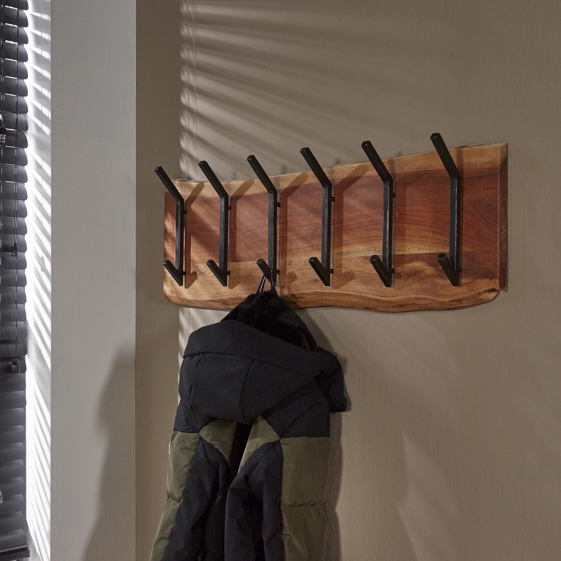 Kapstok Elliott Acacia – Stijlvolle, massieve acacia wandkapstok met 2 × 6 zwarte haken