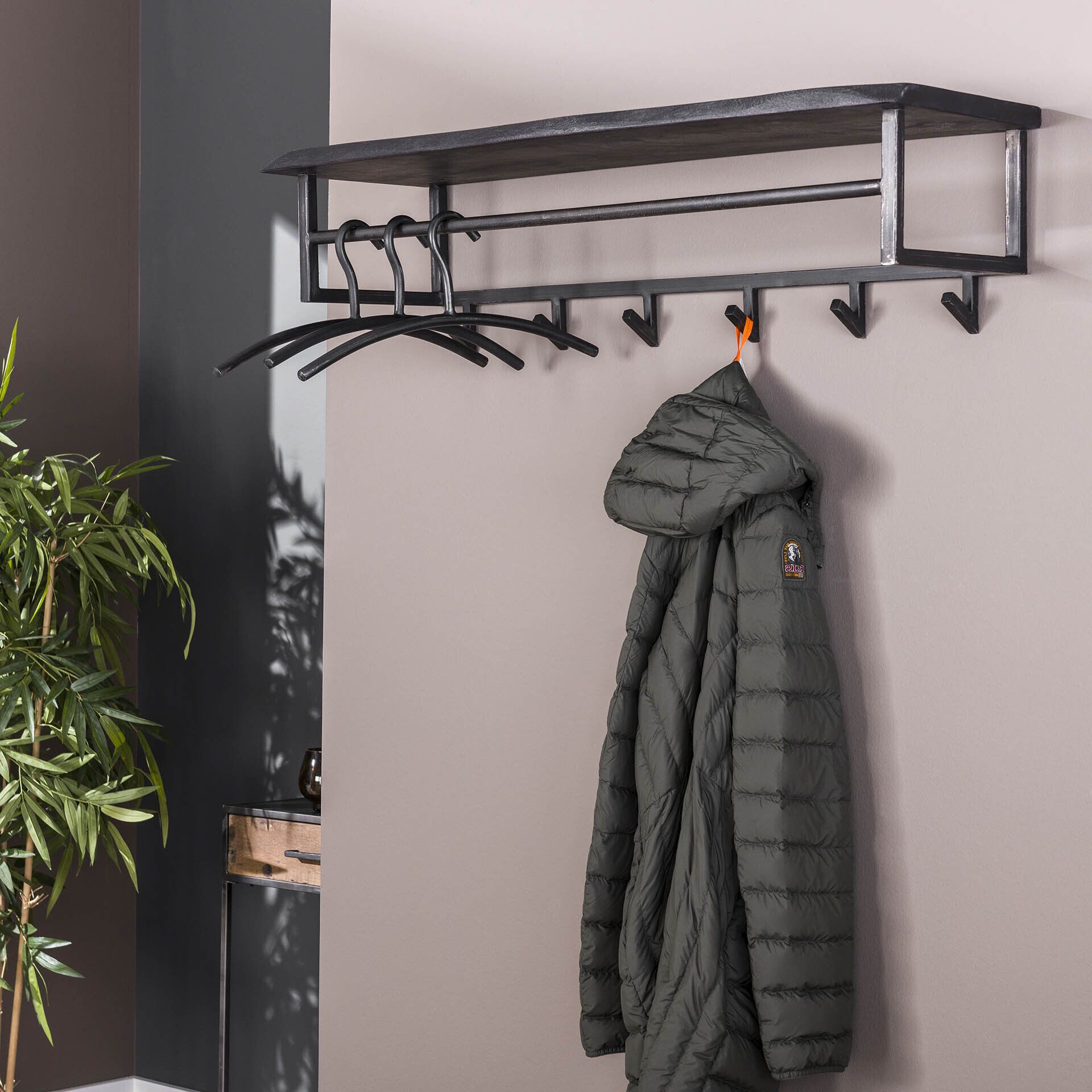 Kapstok Yena – Stijlvolle zwarte acacia‑hout plank met 6 haken
