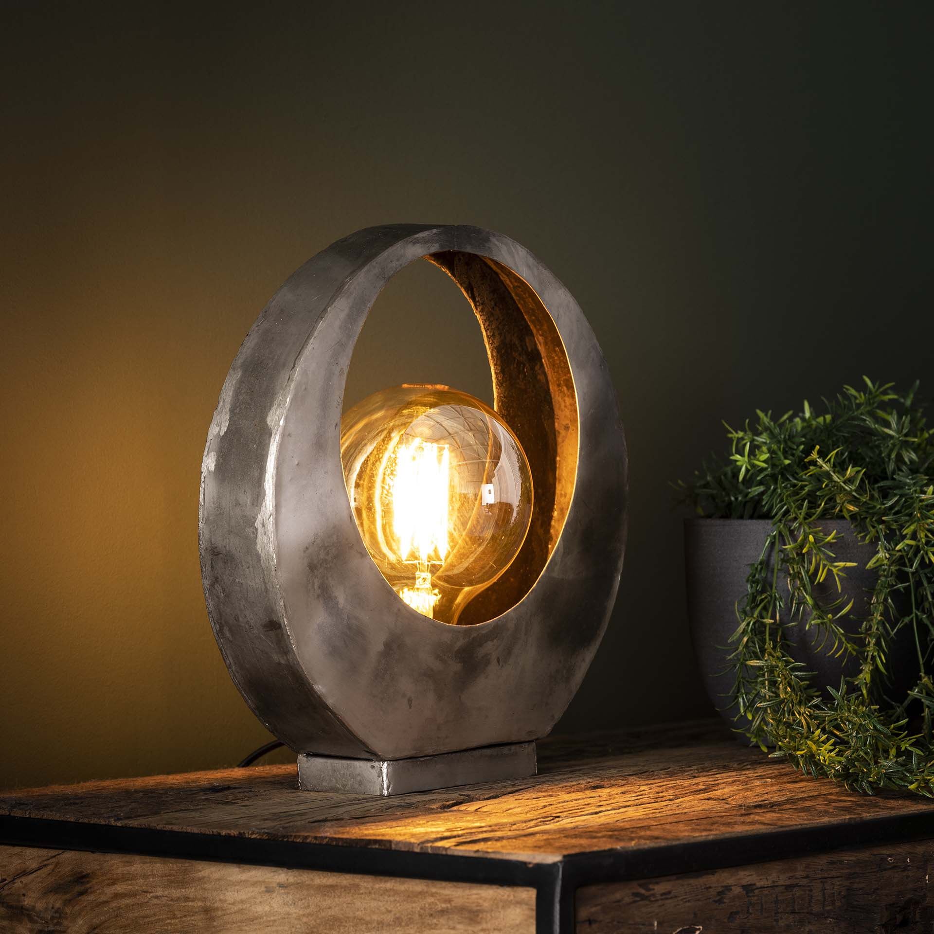 Kari Full Moon tafellamp in Oud Zilver – stijlvolle verlichting voor elke ruimte