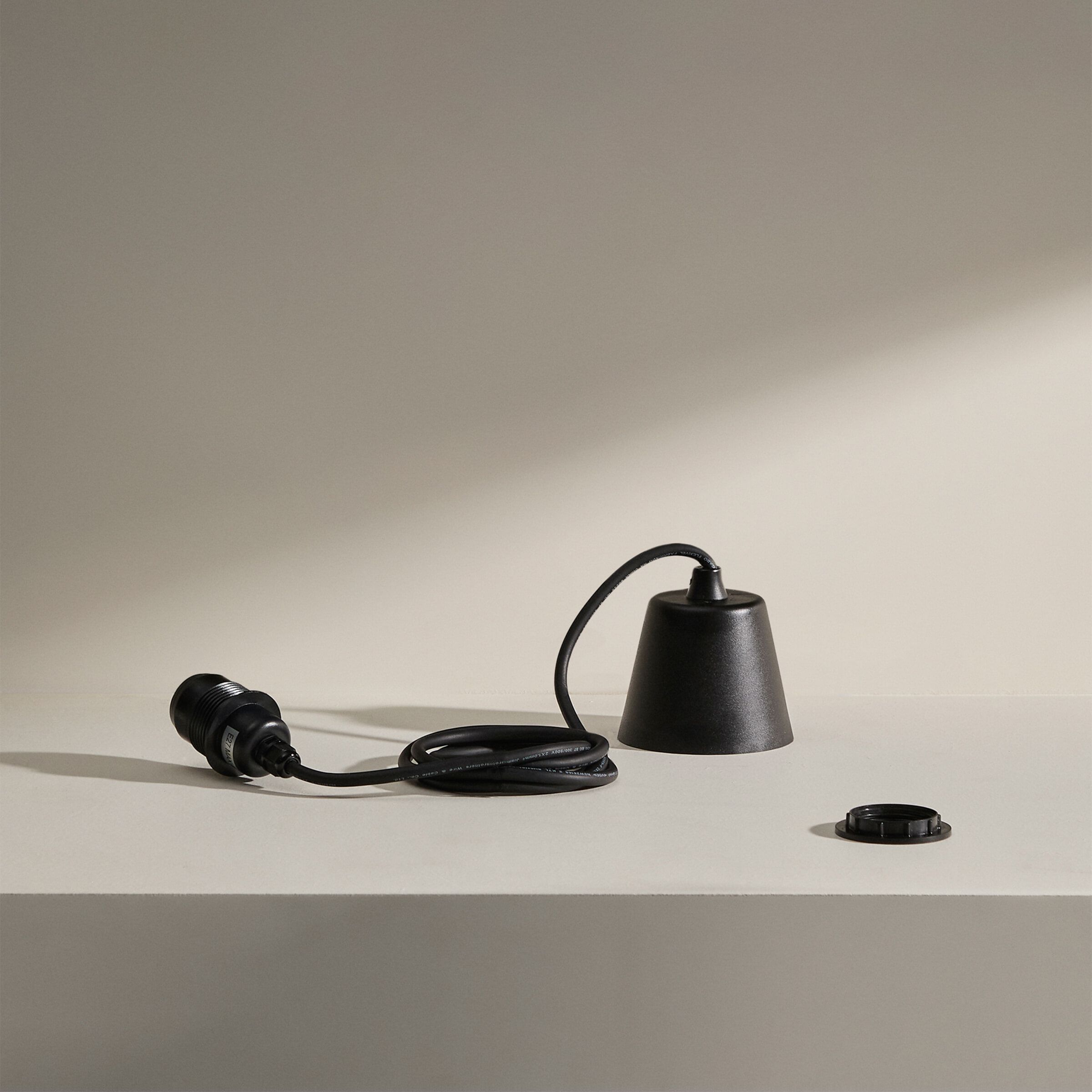 Kave Home Albir Hanglampfitting Zwart – Praktische buitenlampbevestiging
