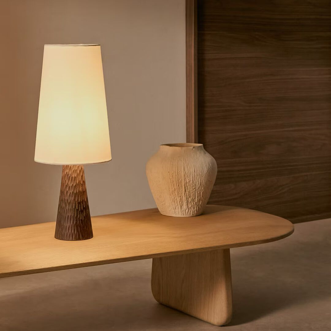 Kave Home Amire Tafellamp – Elegante Japandi Lamp in Mangohout en Wit Stof