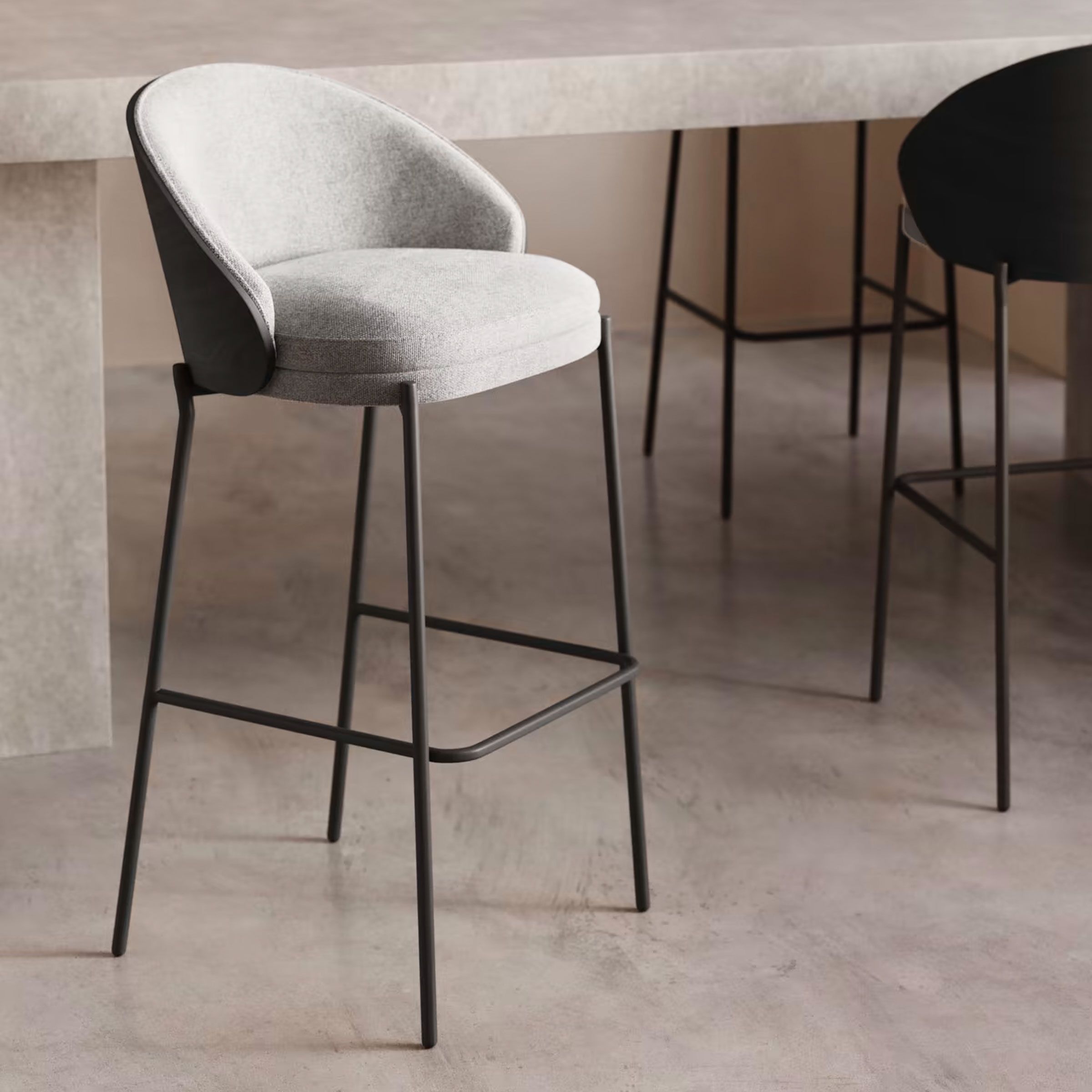 Kave Home Barkruk Eamy – Essenhouten barstoel met stoffen zitting, 77 cm zithoogte