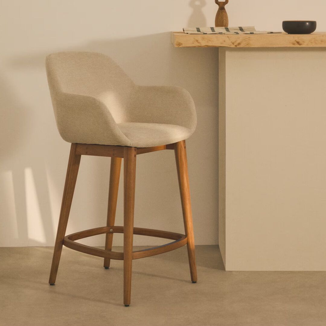 Kave Home Barkruk Konna – Moderne barstoel in essenhout met chenille‑stof, Beige/Bruin