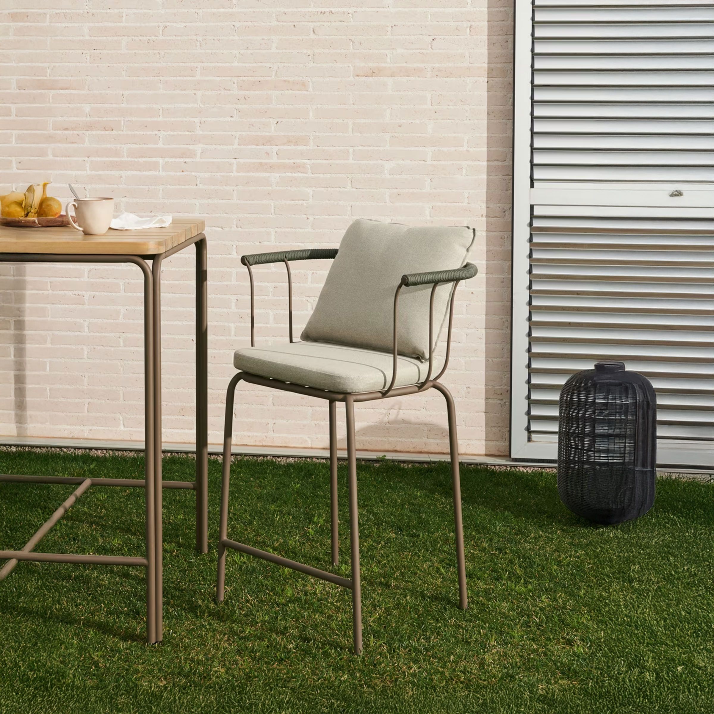 Kave Home Barkruk Salguer – Gevlochten touw en staal, beige, 66 cm zithoogte