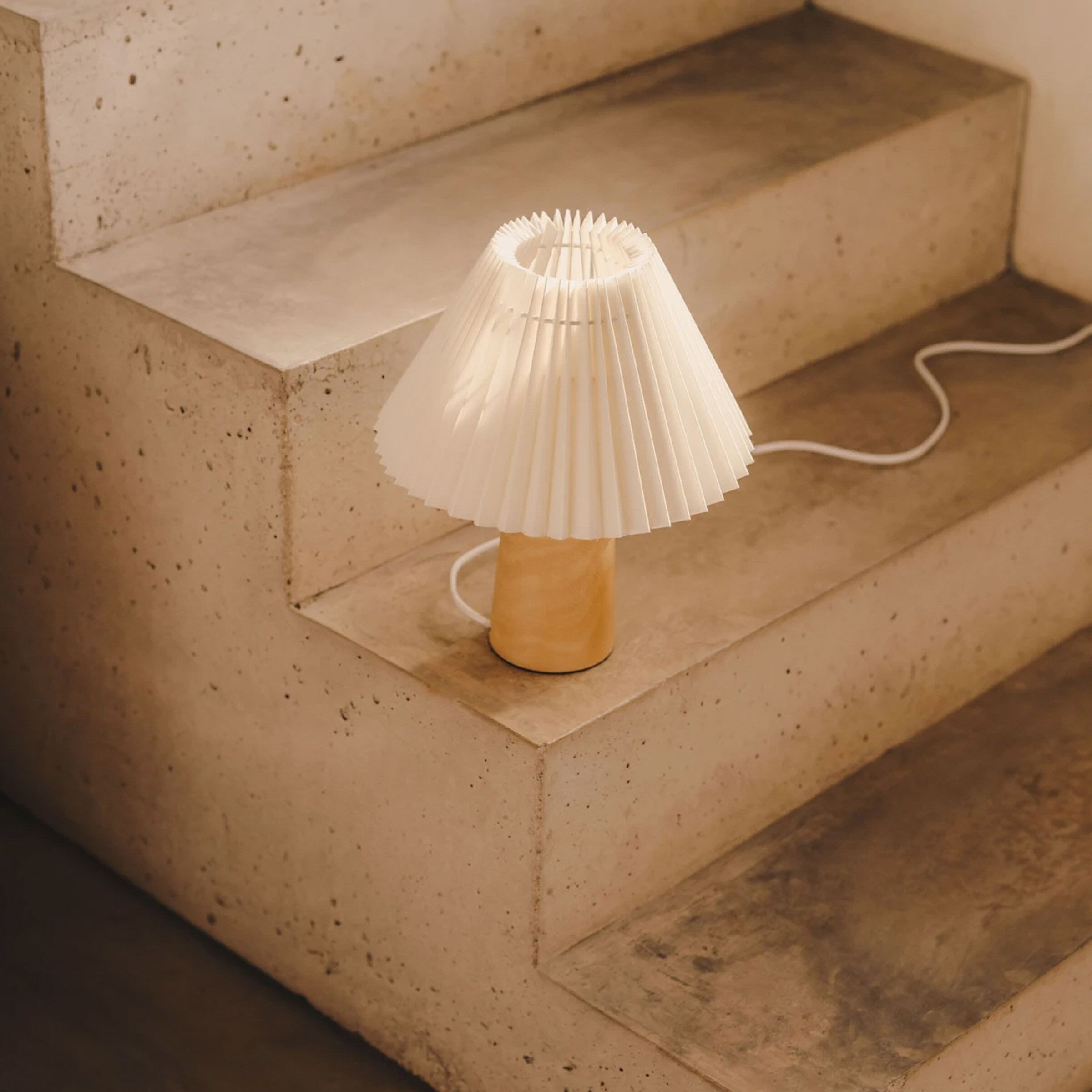Kave Home Benicarlo Tafellamp – Natuurlijke Rubberhouten Lamp met Beige Plissé Kap