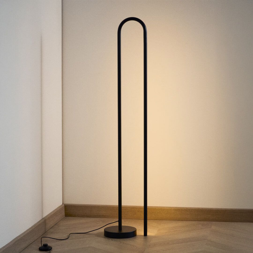 Kave Home Bow Vloerlamp – Strakke Zwarte Elegantie voor Elke Ruimte