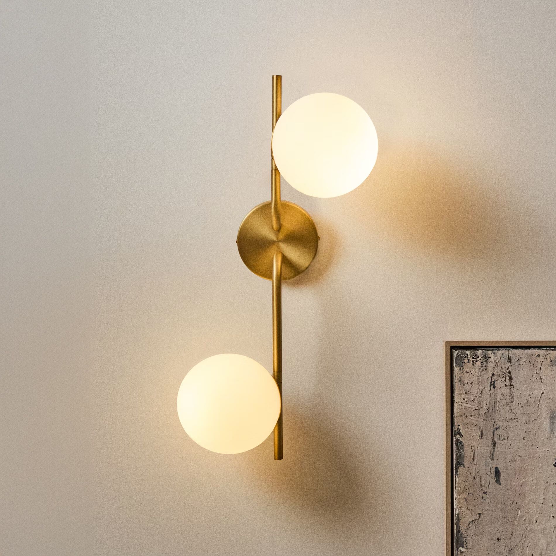 Kave Home Brisia Wandlamp – Moderne 2‑lampenarmatuur in wit en messing