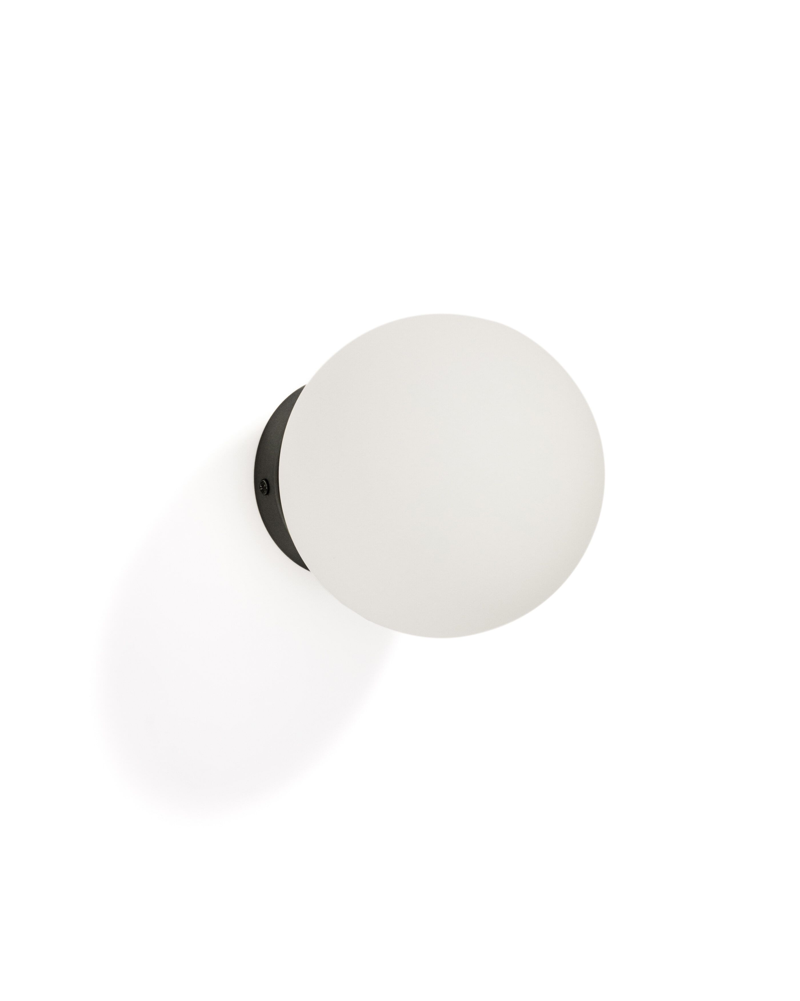 Kave Home Brisia Wandlamp – Strakke Zwarte Metalen Designlamp met Matglazen Kap