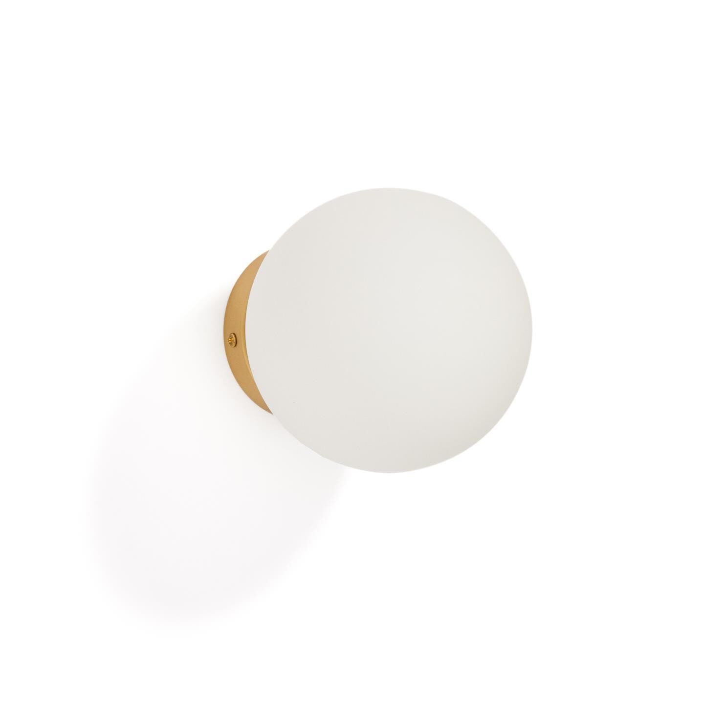 Kave Home Brisia Wandlamp – Witte Geometrische Elegantie met Messing Accent