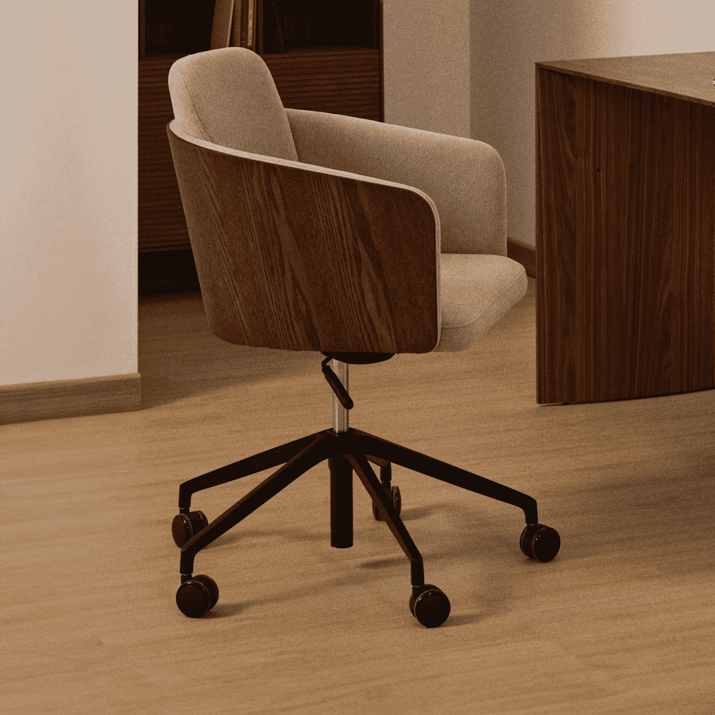 Kave Home Bureaustoel Madai – Luxe Chenille & FSC‑Essenfineer in Bruin