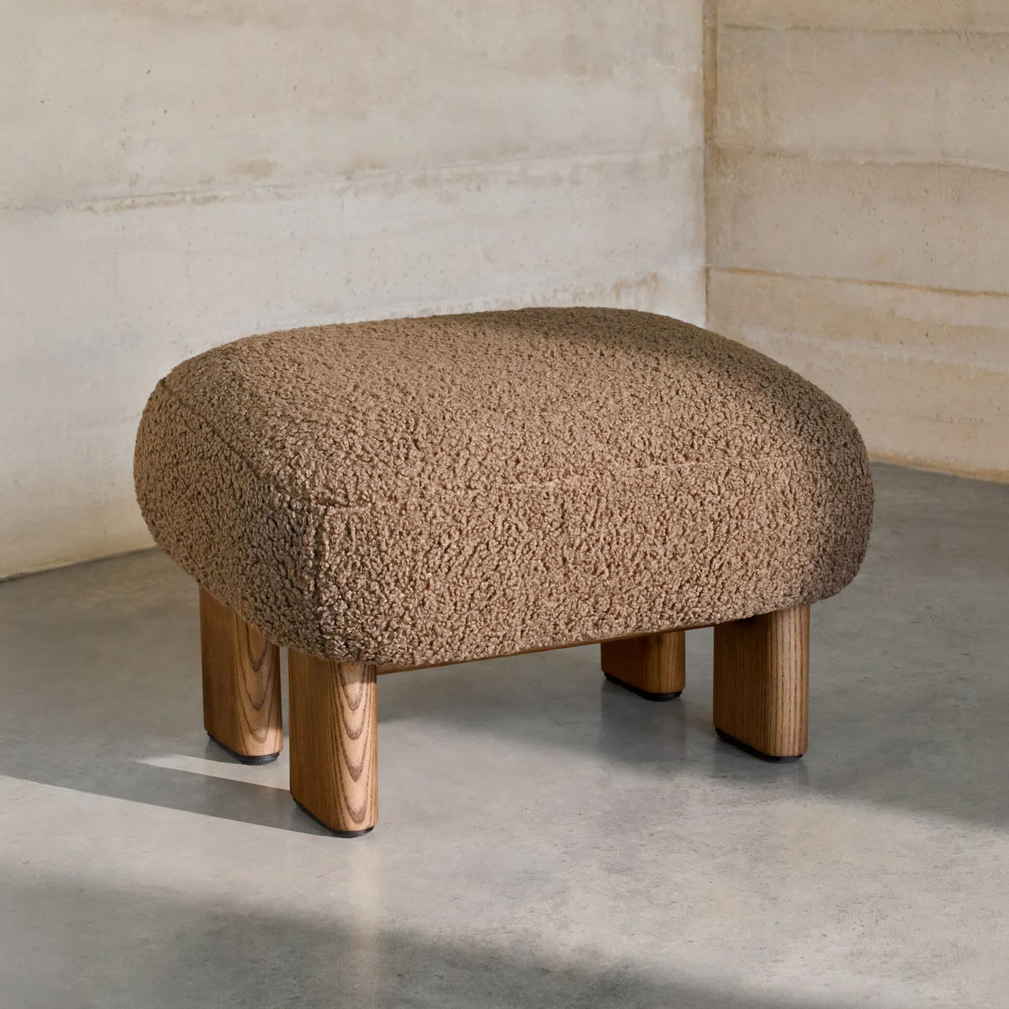 Kave Home Cabana Hocker – Luxe Bouclé poef in warme taupe