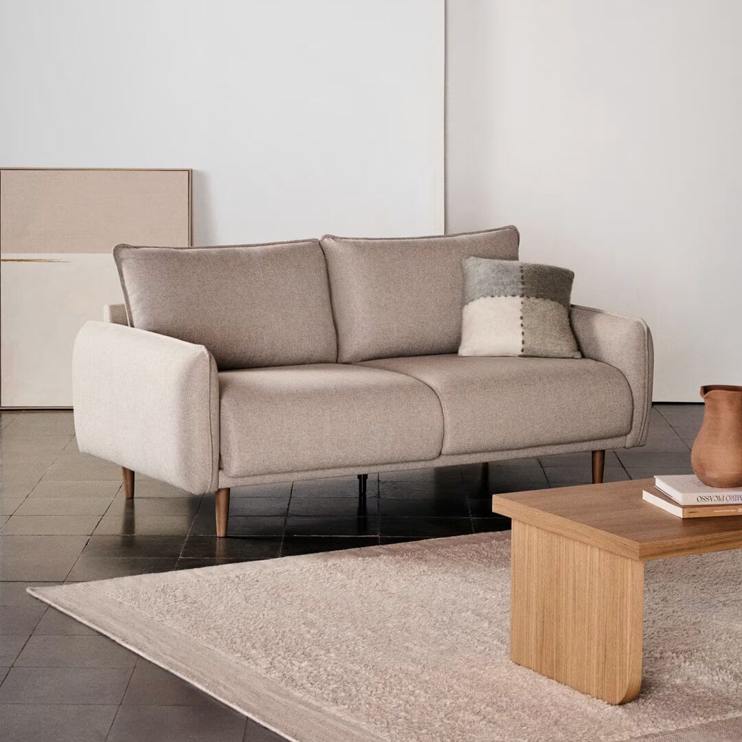 Kave Home Carlota 2‑zitbank in Beige – Stijlvolle structuurstof met duurzame vulling