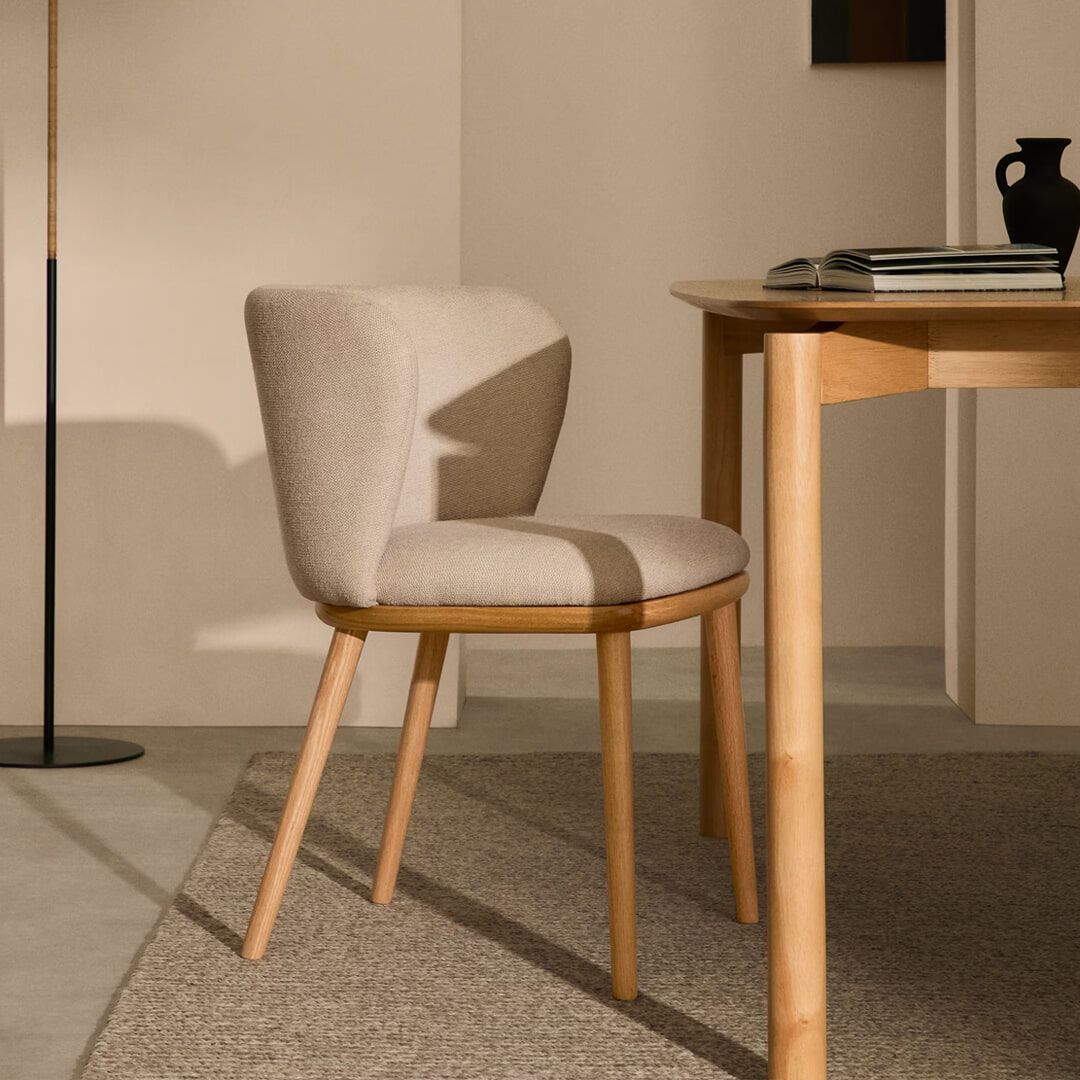 Kave Home Ciselia eetkamerstoel – luxe chenille & massief essenhout (beige)