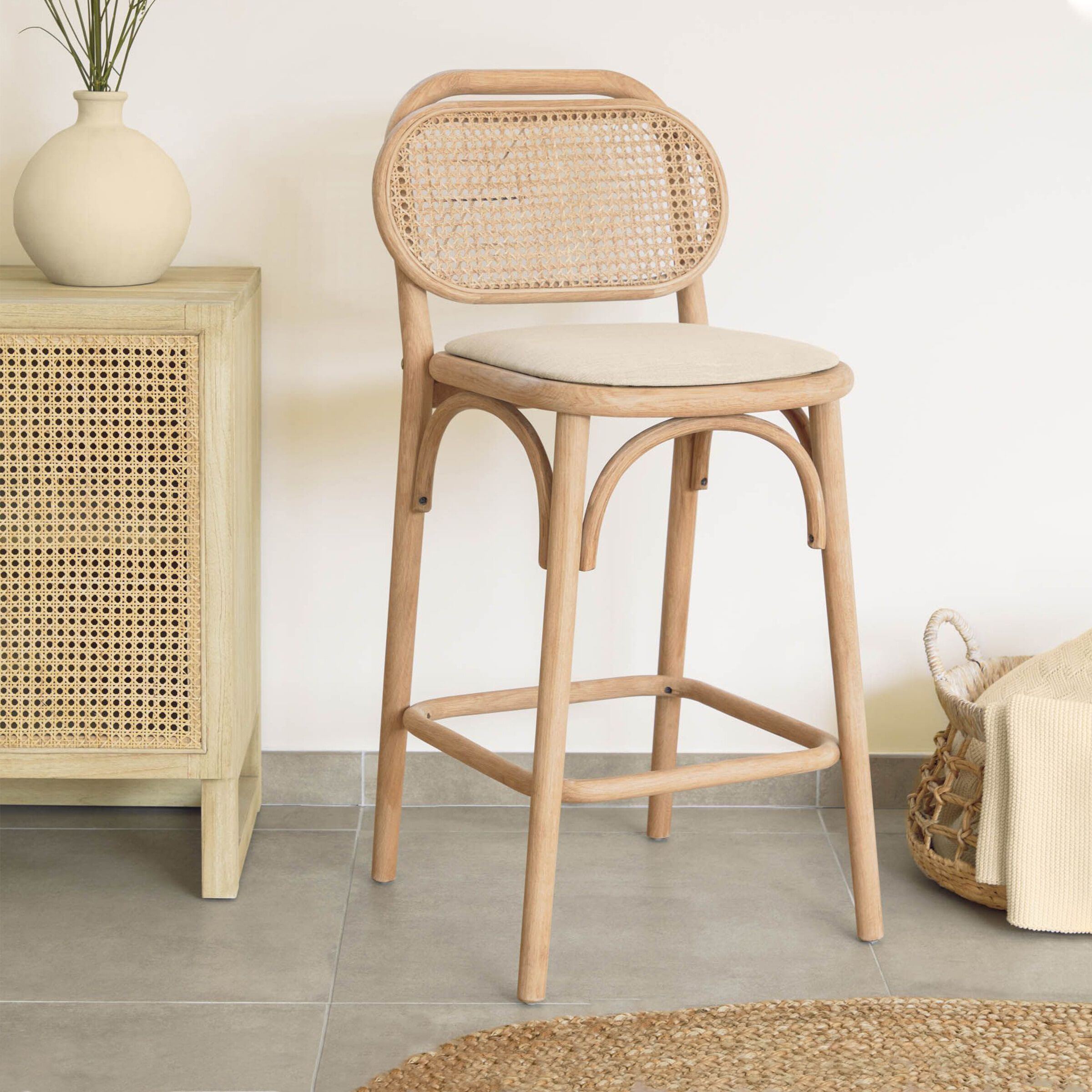 Kave Home Doriane barkruk – massief eiken & rotan, naturel