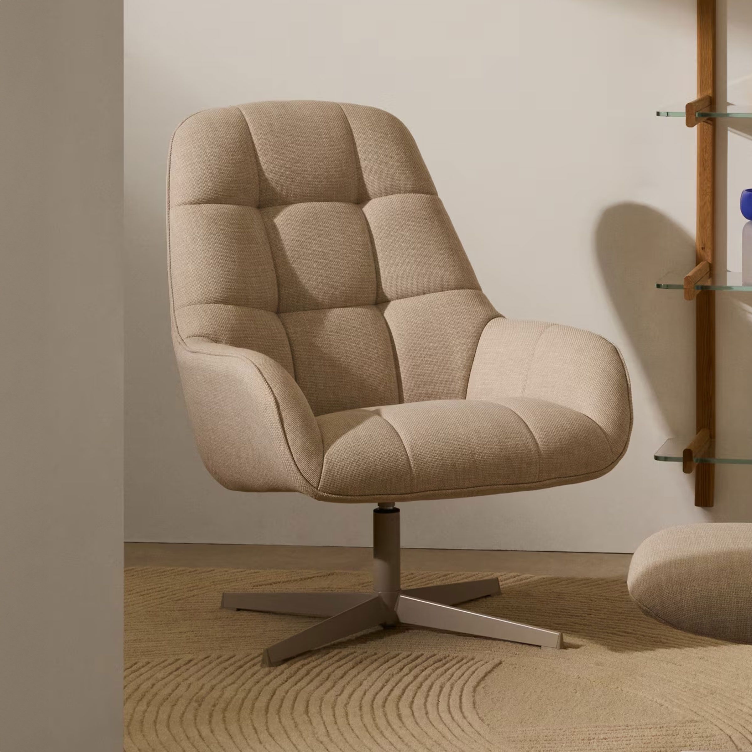 Kave Home Draaifauteuil Jaspe in Beige – Modern Comfort met Duurzame Stof