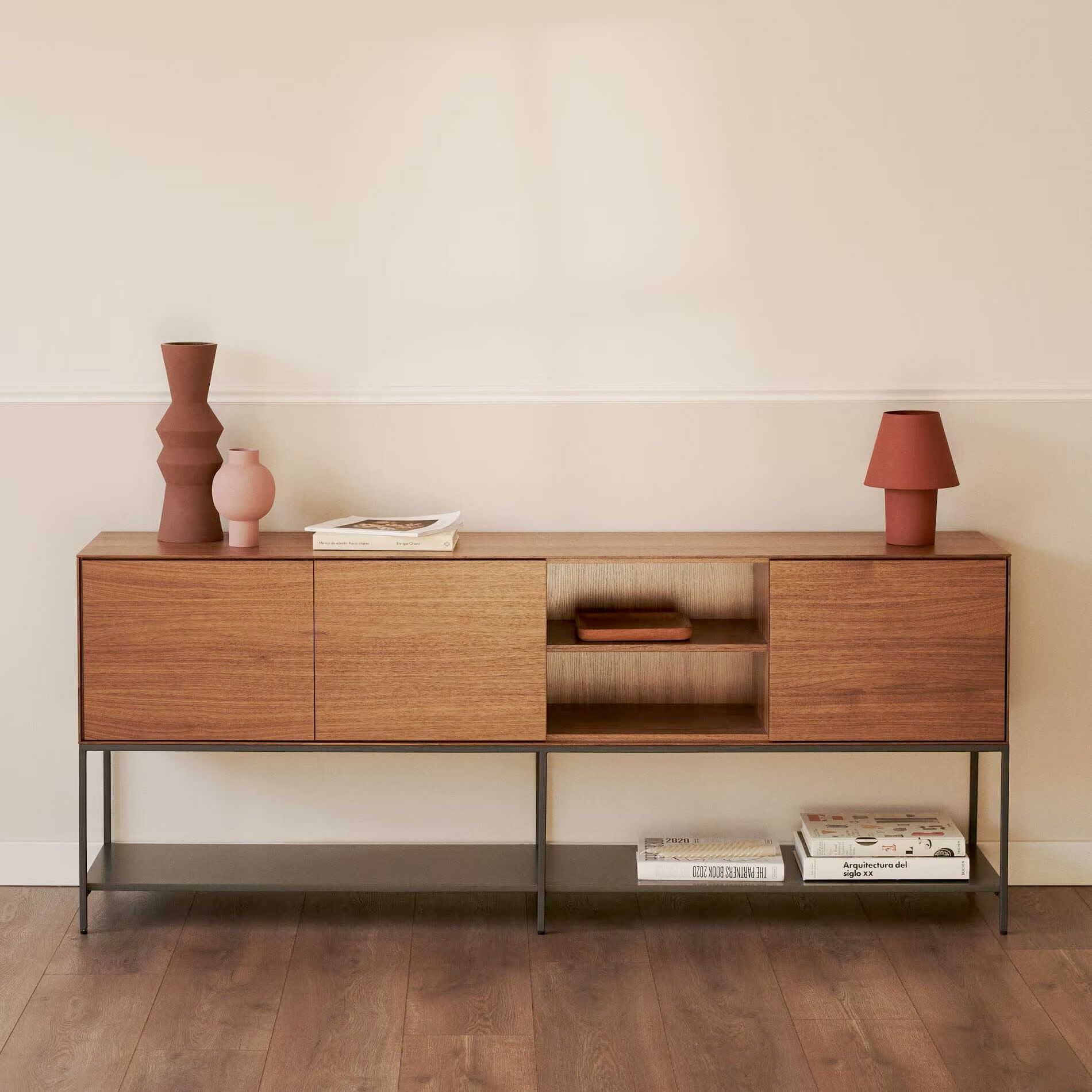 Kave Home Dressoir Vedrana – Stijlvol walnootfineer met antraciet stalen poten (195 cm)