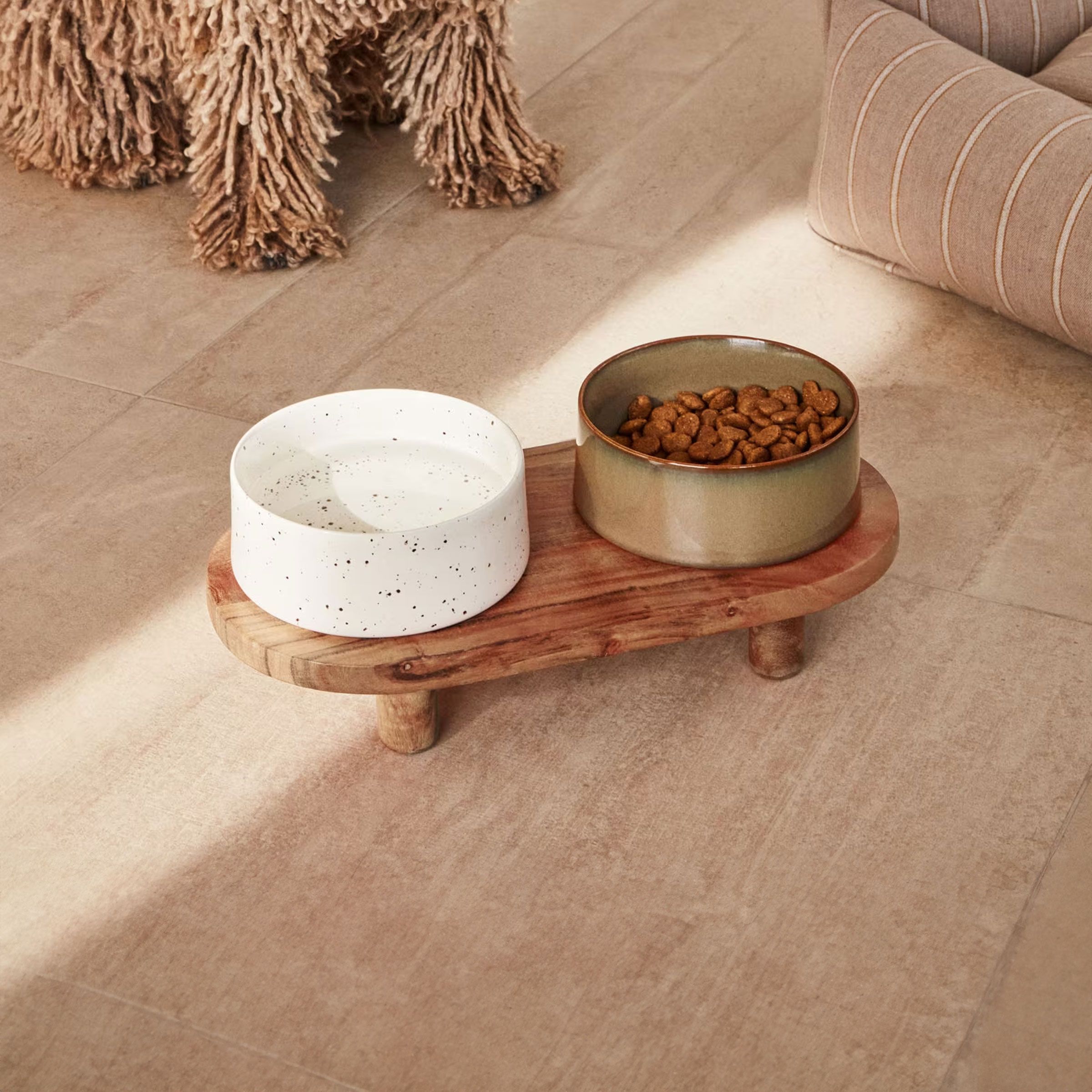 Kave Home Dumbi Voerbak Set – Keramiek met FSC‑gecertificeerde houten standaard