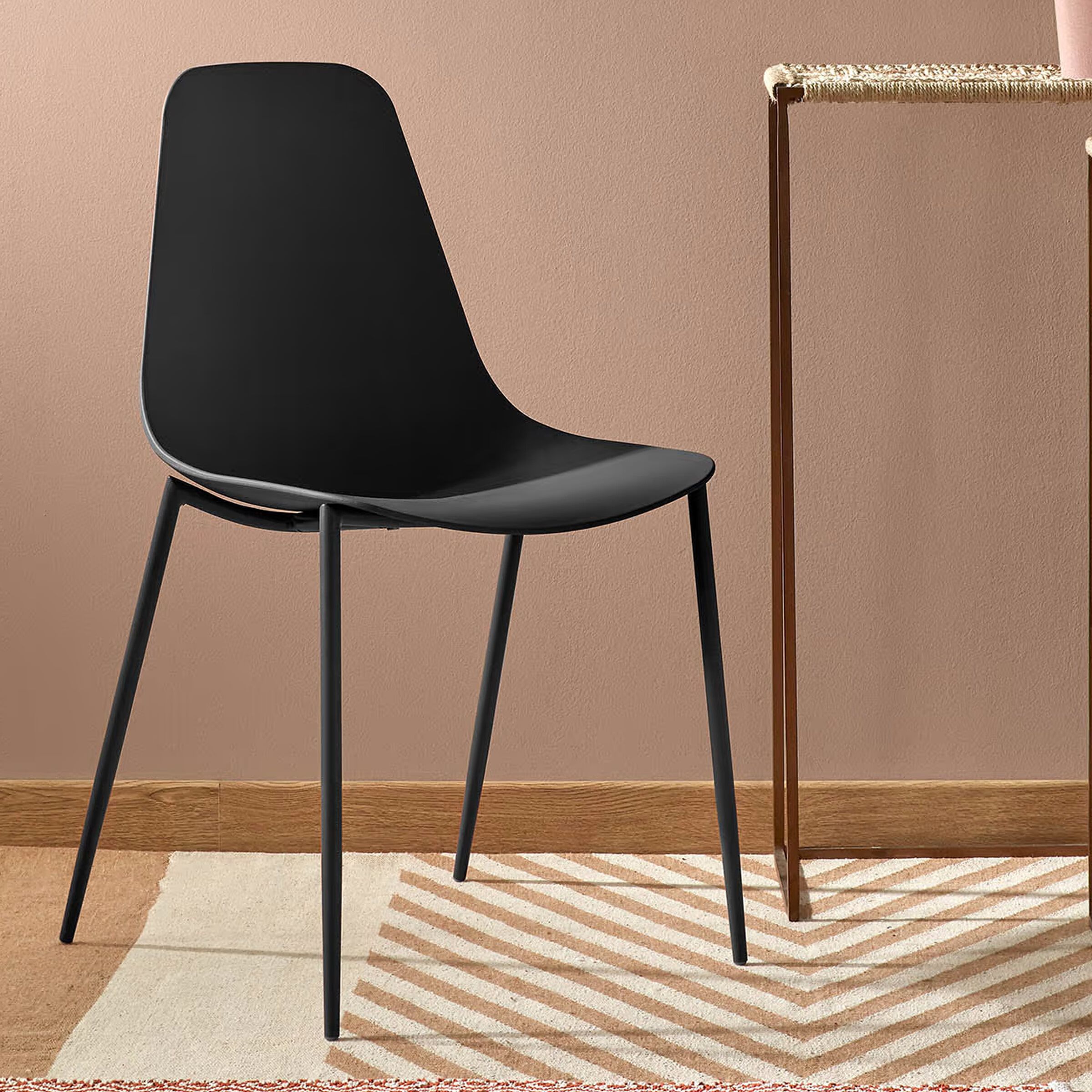 Kave Home eetkamerstoel Whatts – strakke, zwarte designstoel voor elke tafel