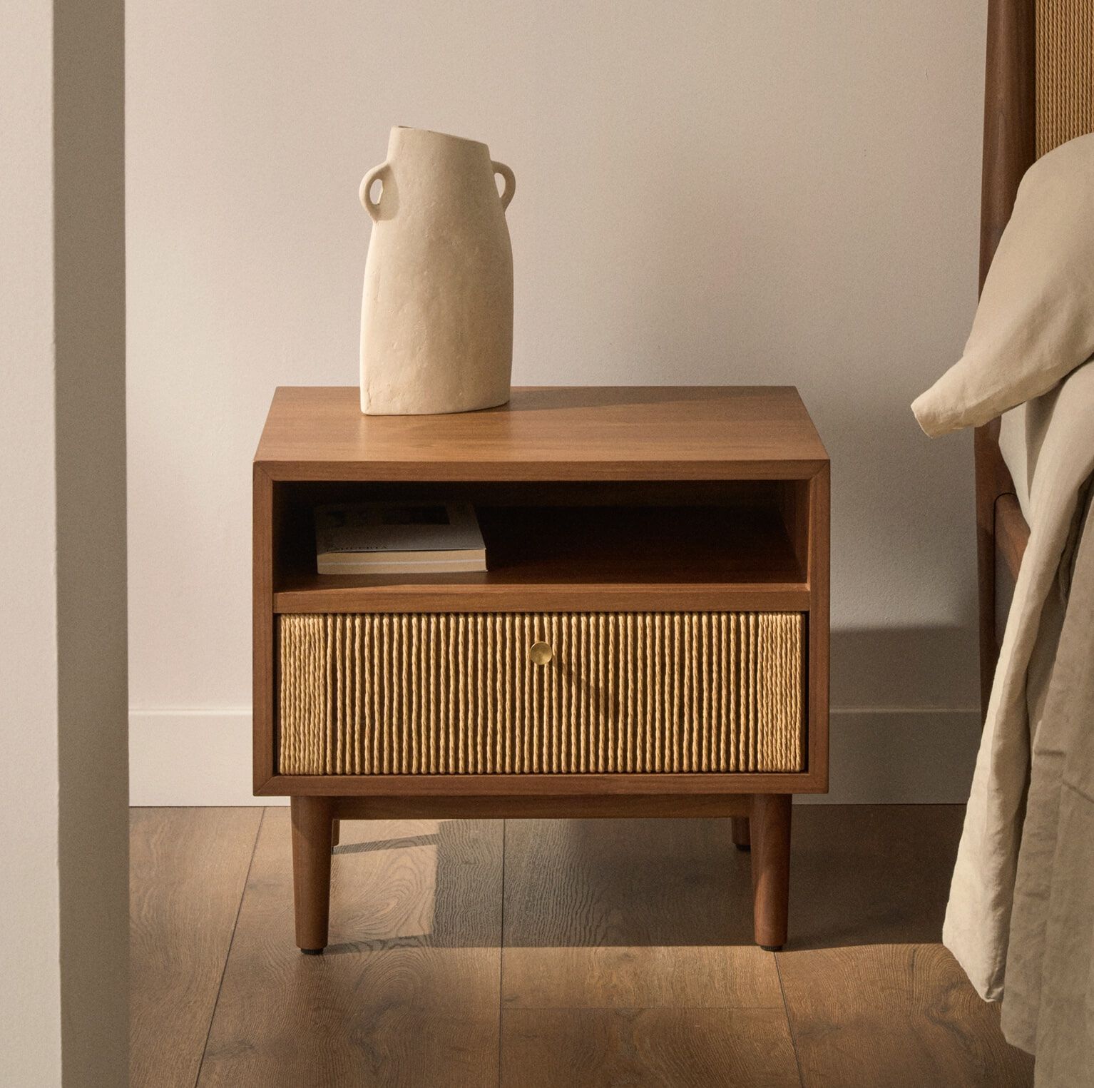 Kave Home Elan Nachtkastje in Notenhout – Tijdloos Design met Laden