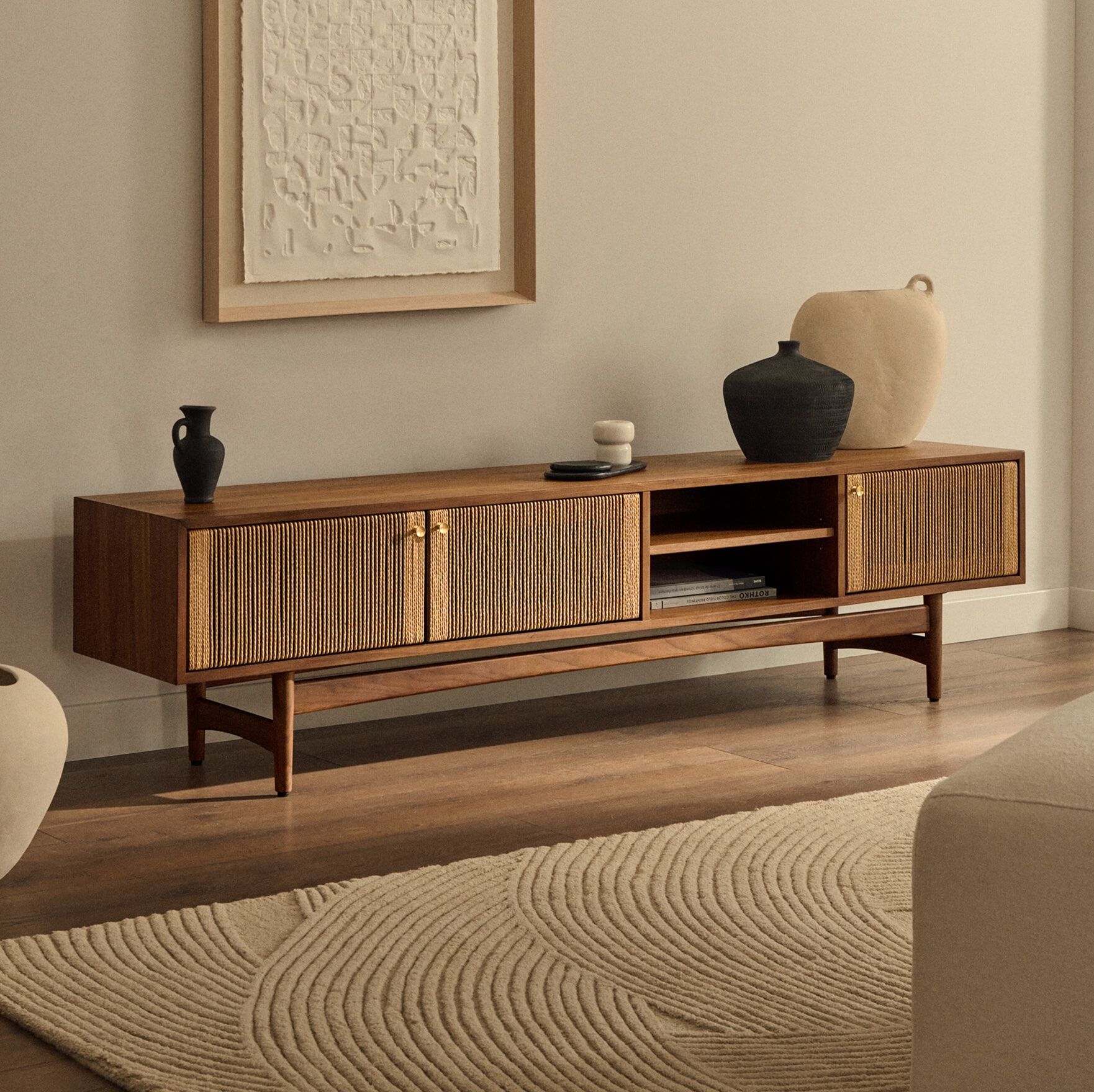 Kave Home Elan TV‑meubel 200 cm – Natuurlijke elegantie in notenhout (Japandi)