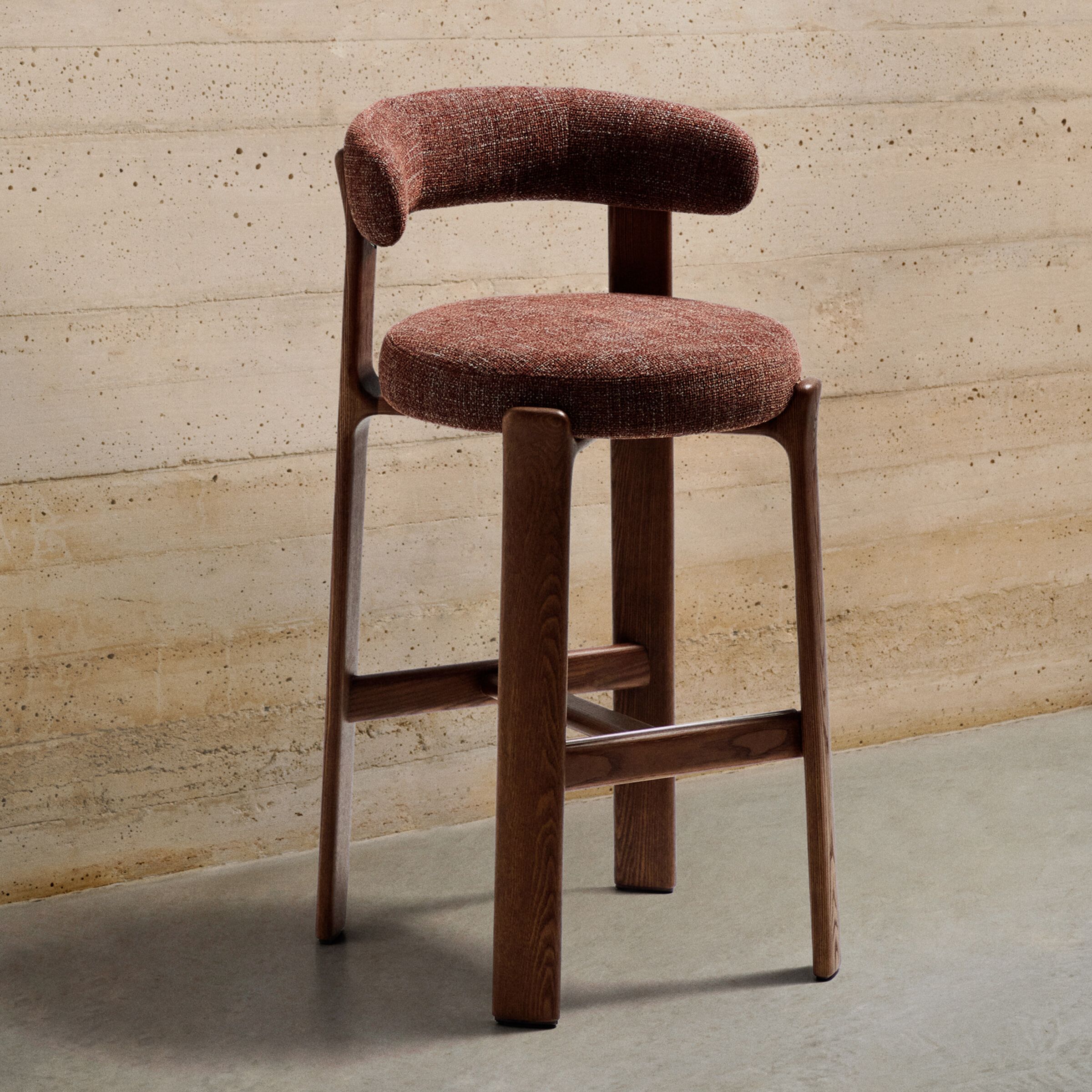 Kave Home Granite barkruk – Terracotta, duurzame comfort in essenhout