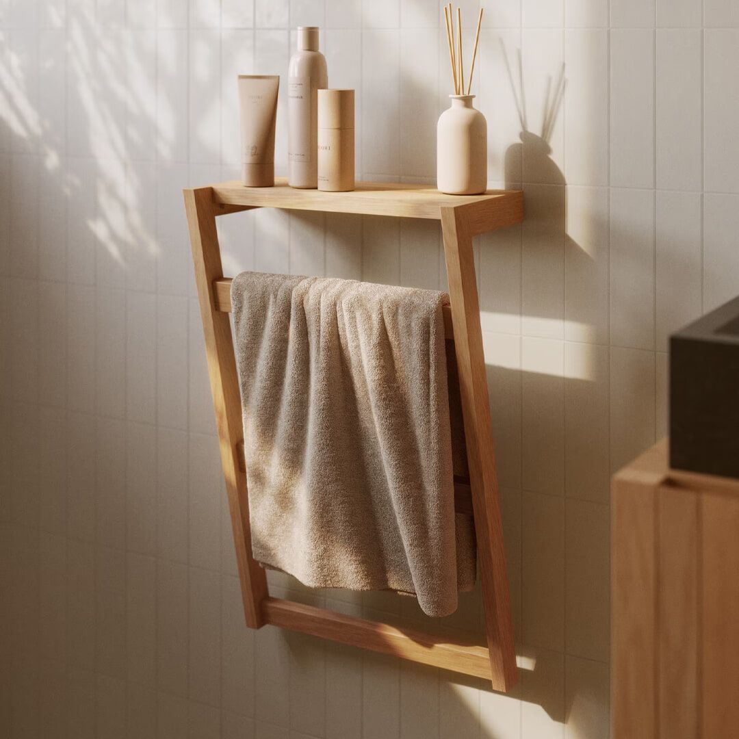 Kave Home Handdoekenrek Kuveni – Luxe teakhouten handdoekenopslag voor moderne badkamers