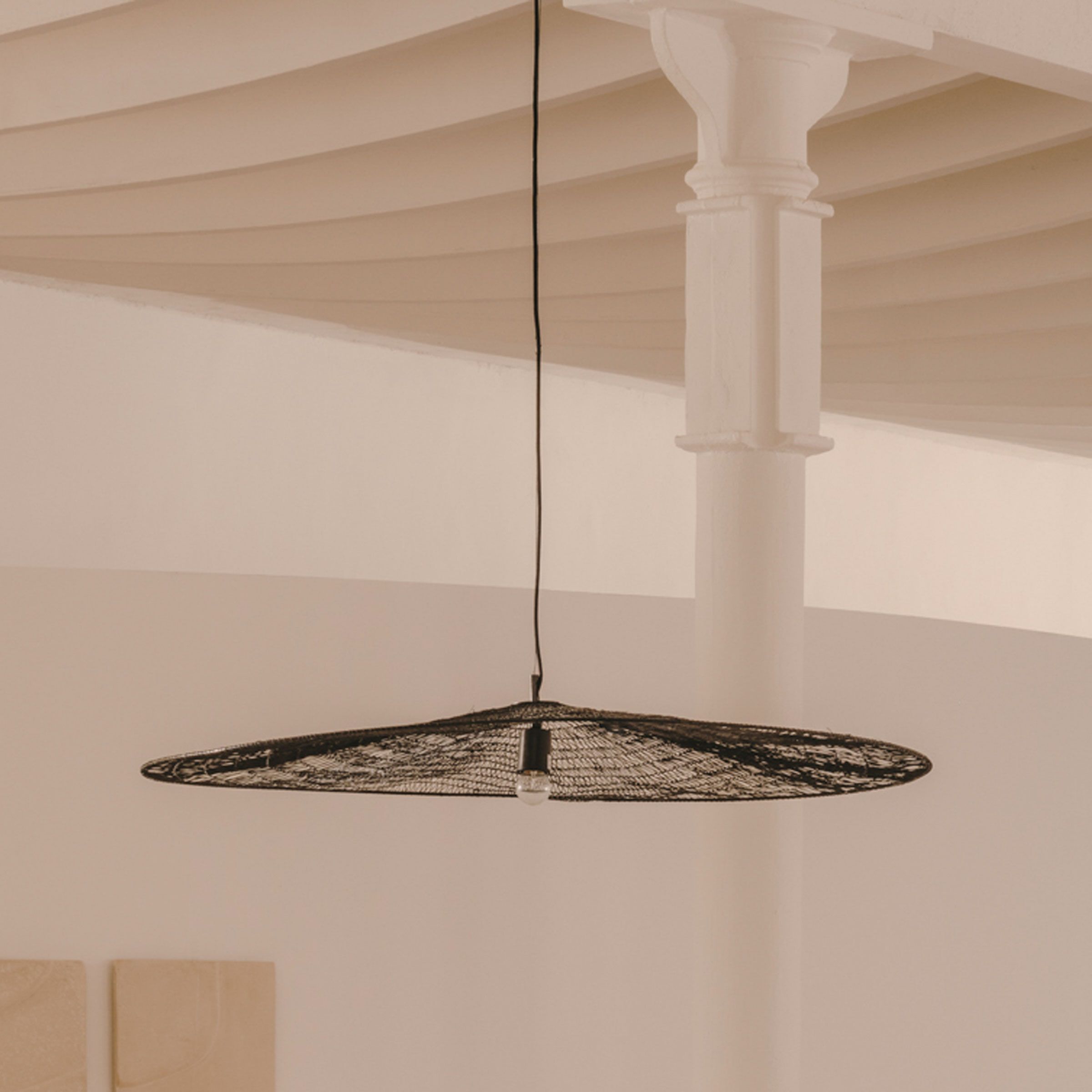 Kave Home Hanglamp Makai 100 cm – Strakke Zwarte Designlamp voor Moderne Interieurs