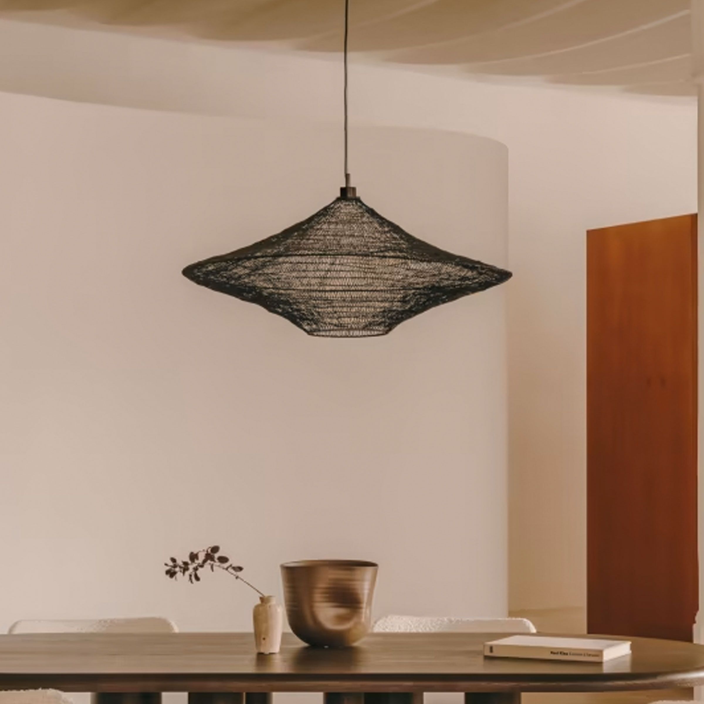 Kave Home Hanglamp Makai 87 cm – Strakke Zwarte Statementlamp voor iedere Ruimte