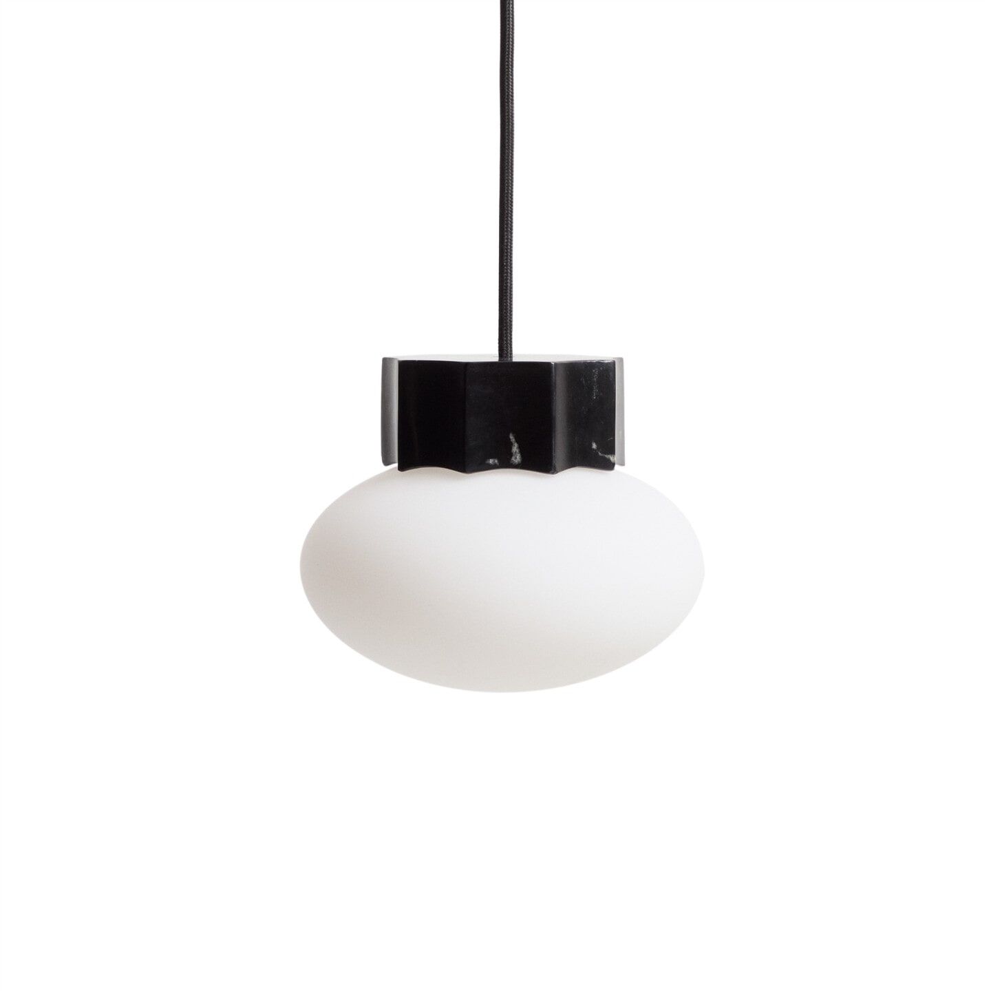 Kave Home Idela Hanglamp – Elegant samenspel van rookglas en zwart marmer