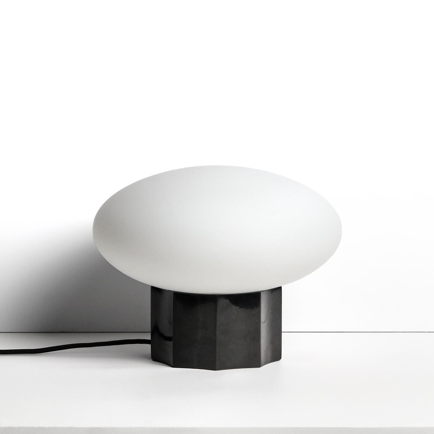 Kave Home Idela Tafellamp – Zwart glas & marmer, Ø26 cm