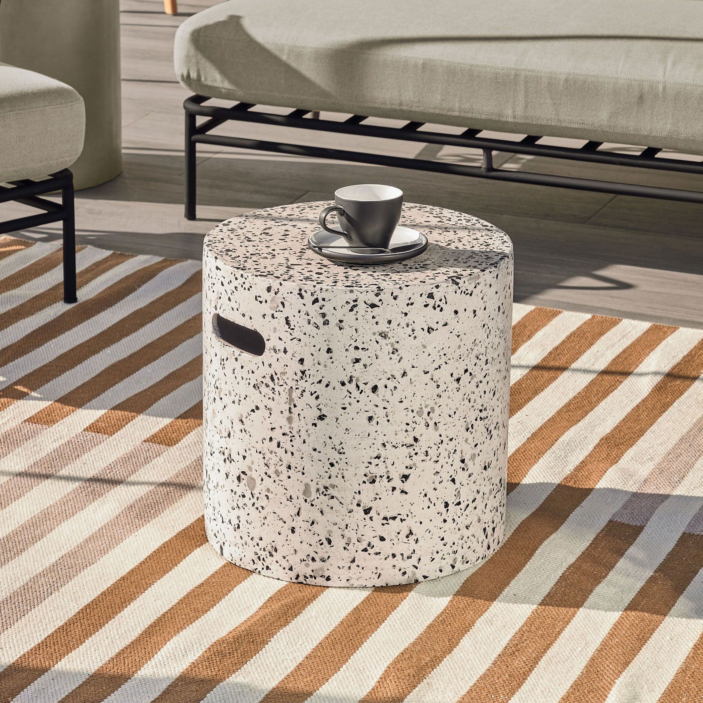 Kave Home Jenell ronde bijzettafel – wit cement, 35 cm
