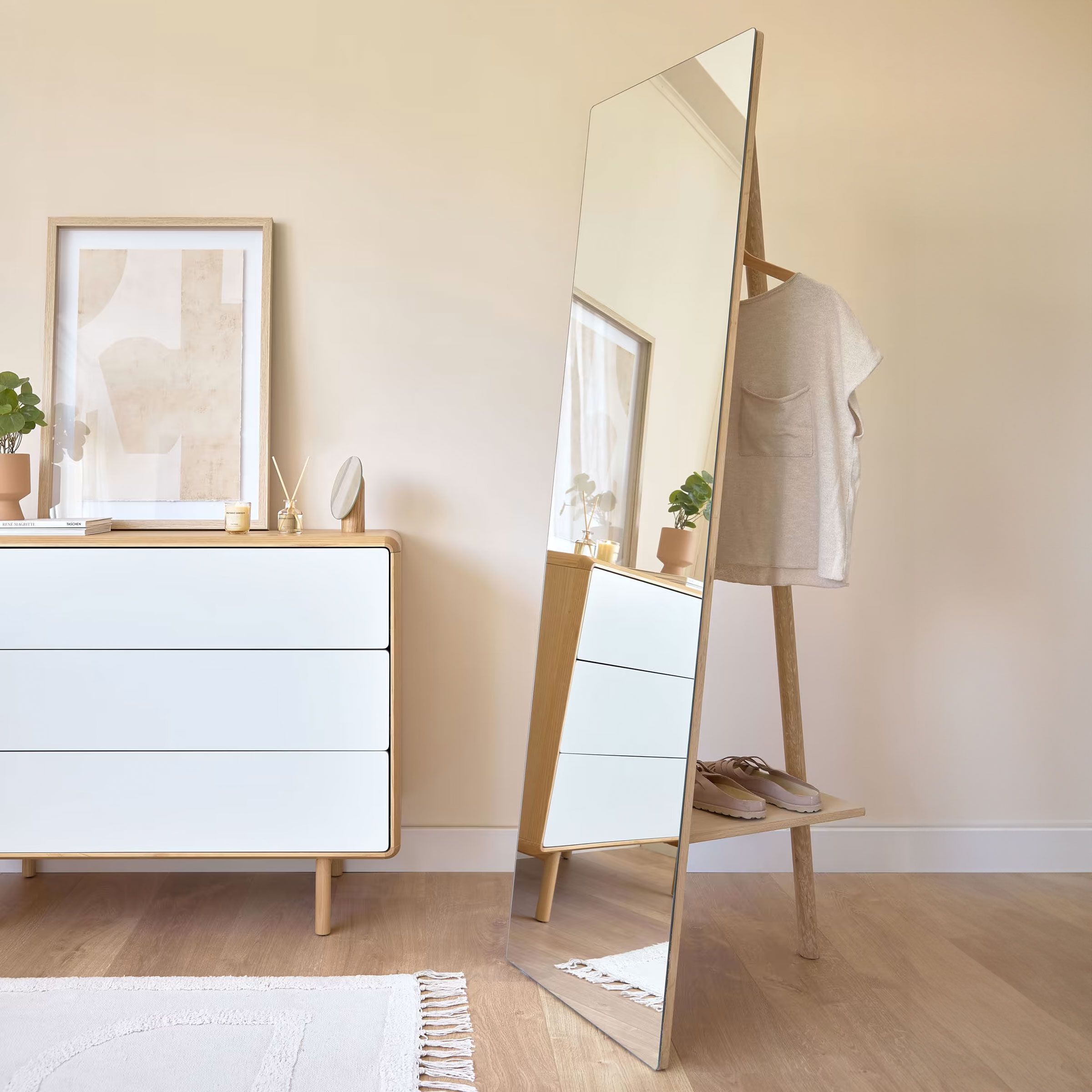Kave Home Keisy staande spiegel – Elegante berkenhouten opbergoplossing