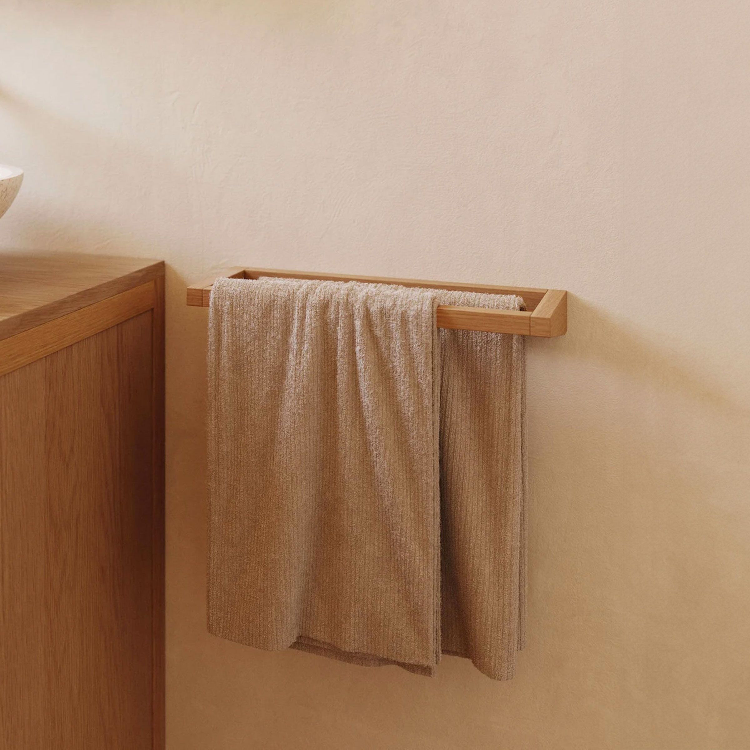 Kave Home Kenta Handdoekenrek van Massief Teakhout – Natuurlijke Elegantie voor je Badkamer