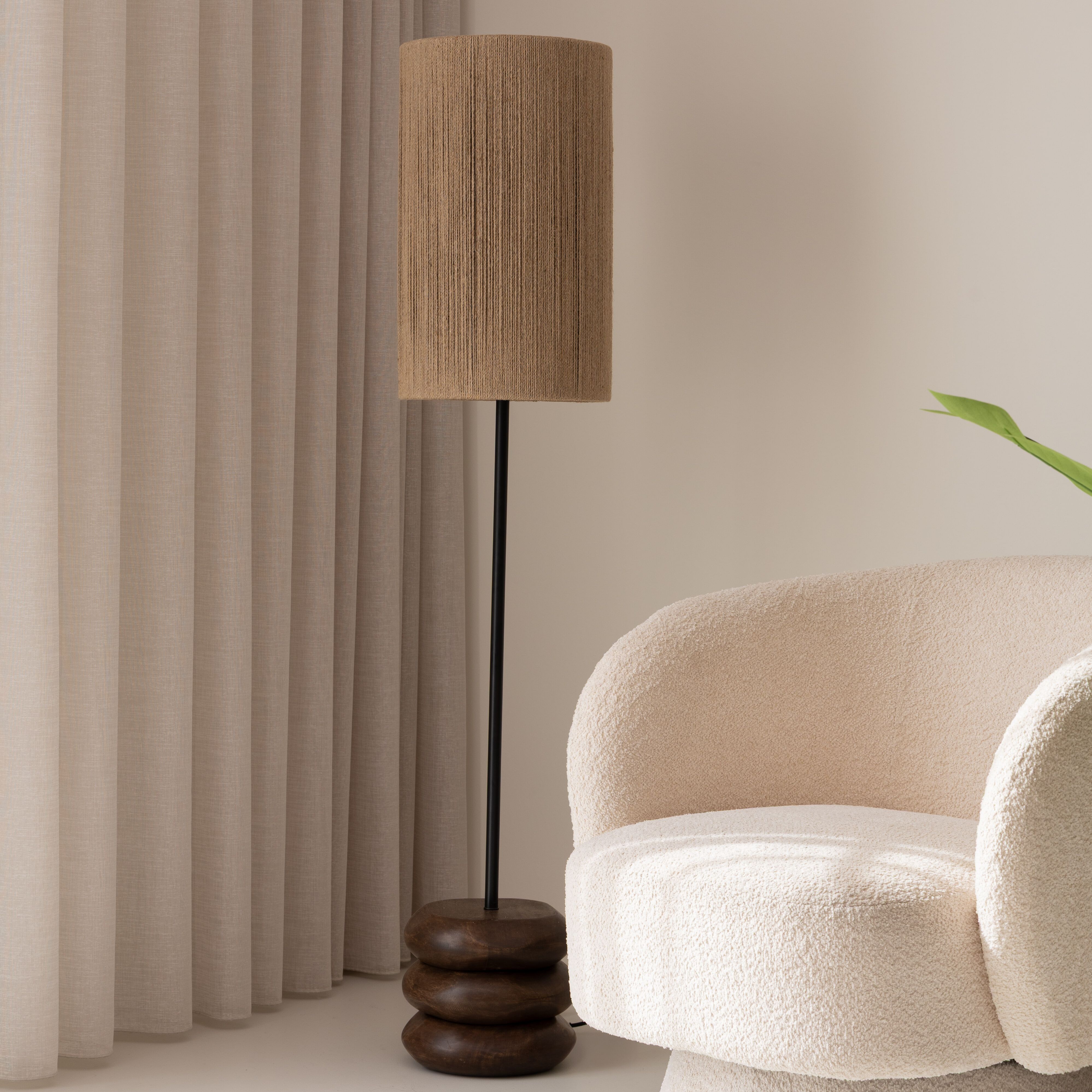 Kave Home Kor Vloerlamp – Rustieke Japandi stijl in acaciahout & jute (147 cm)