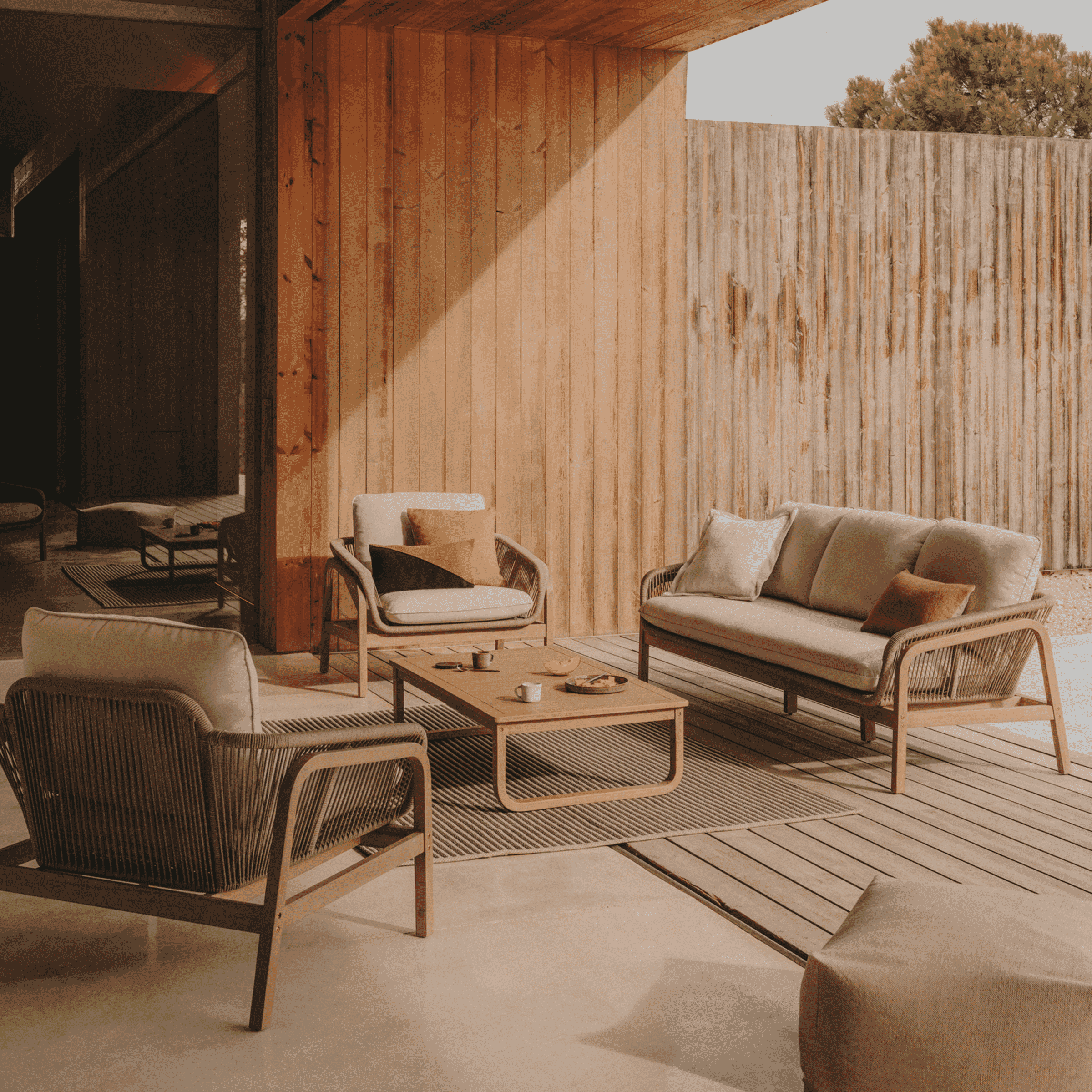 Kave Home Loungeset Vellana – Natuurlijke Acaciahouten Tuinset in Beige