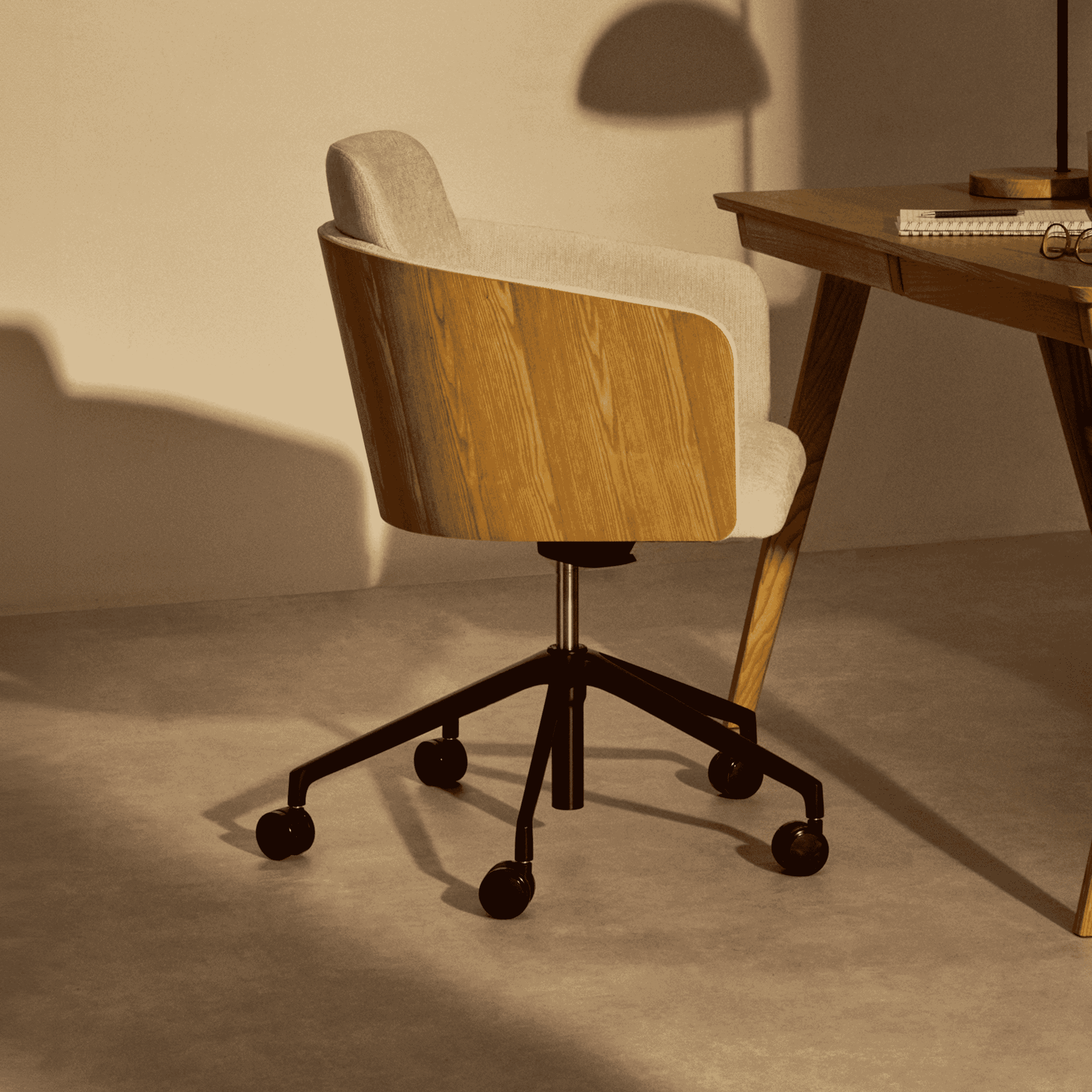 Kave Home Madai bureaustoel – elegant chenille, duurzaam essenfineer, verstelbaar