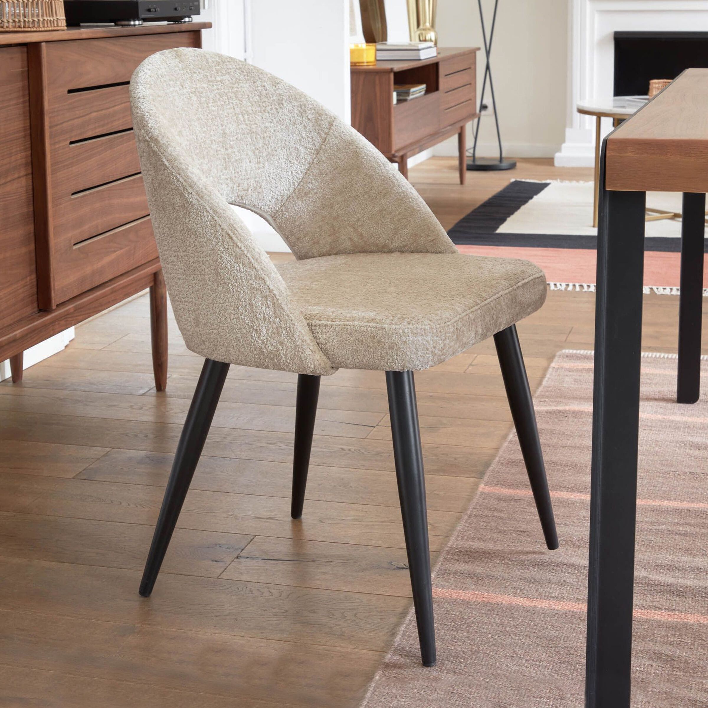 Kave Home Mael eetkamerstoel – zachte chenille in stijlvol beige