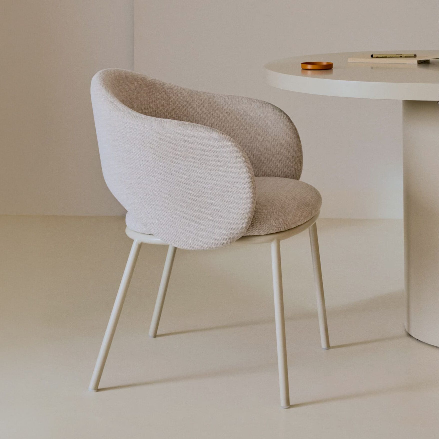 Kave Home Maina eetkamerstoel – Beige, tijdloos comfort voor de eetkamer