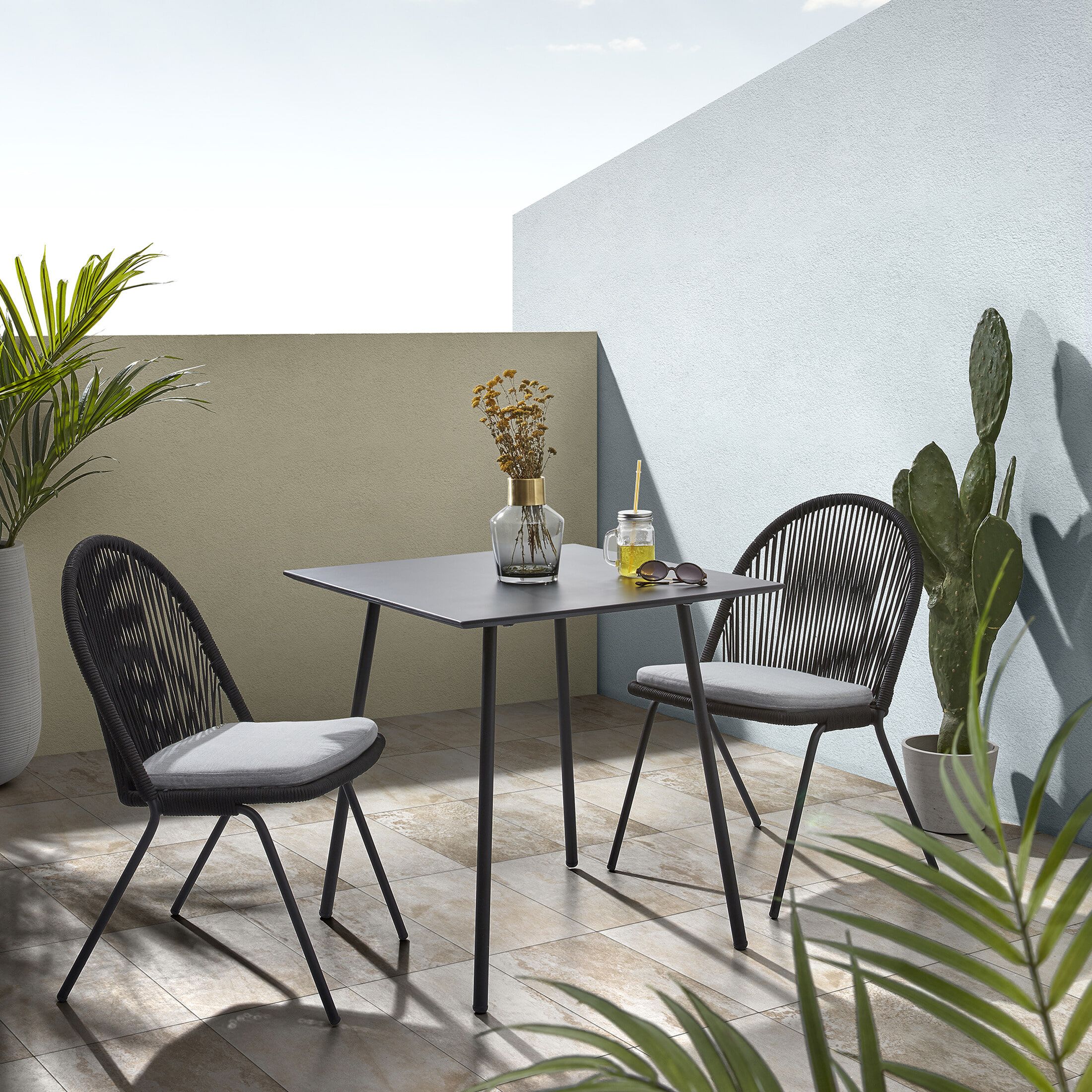 Kave Home Mathis eettafel 75 × 75 cm – strak zwart voor binnen en overdekte buitenruimtes