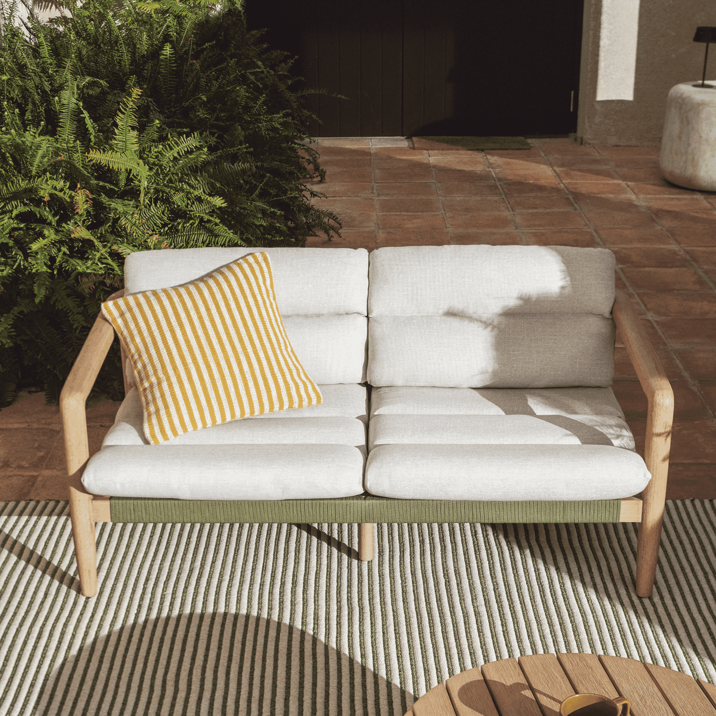 Kave Home Menfi 2‑zit Tuinbank – stijlvol comfort in donkergroen acaciahout