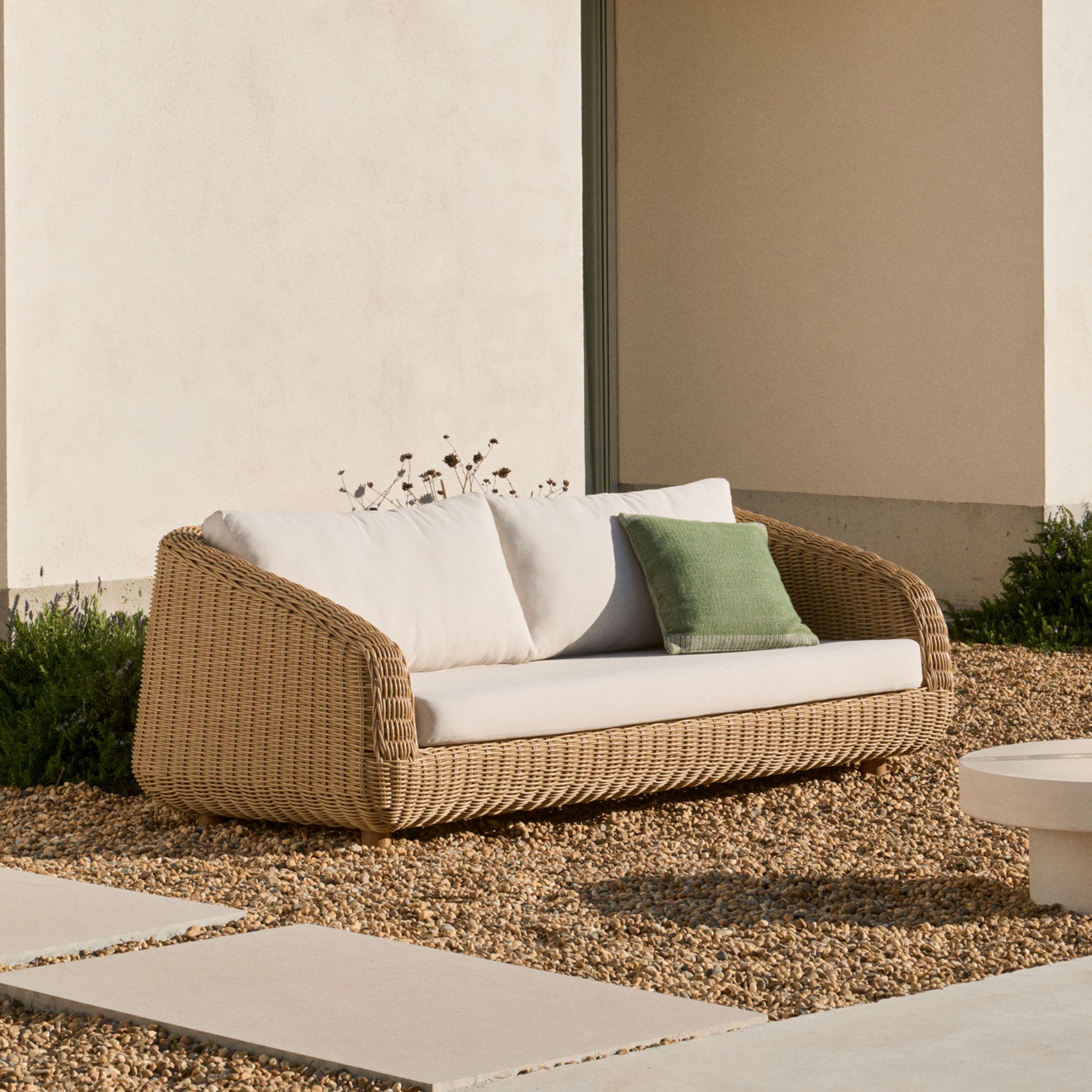 Kave Home Meria 3‑zit loungebank in synthetisch rotan – stijlvolle bruine buitenzit