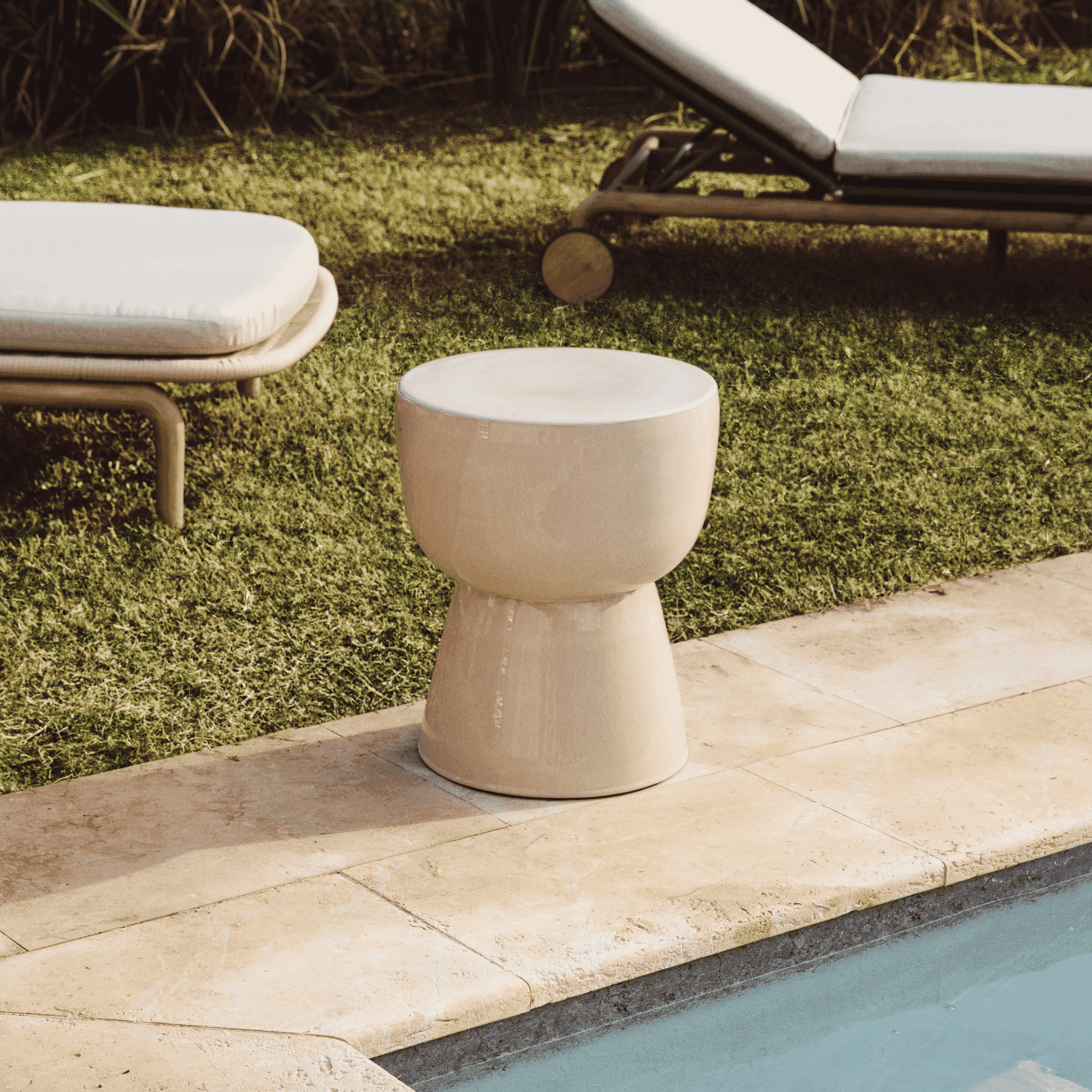Kave Home Mesquida Outdoor Bijzettafel – Beige, 36 cm