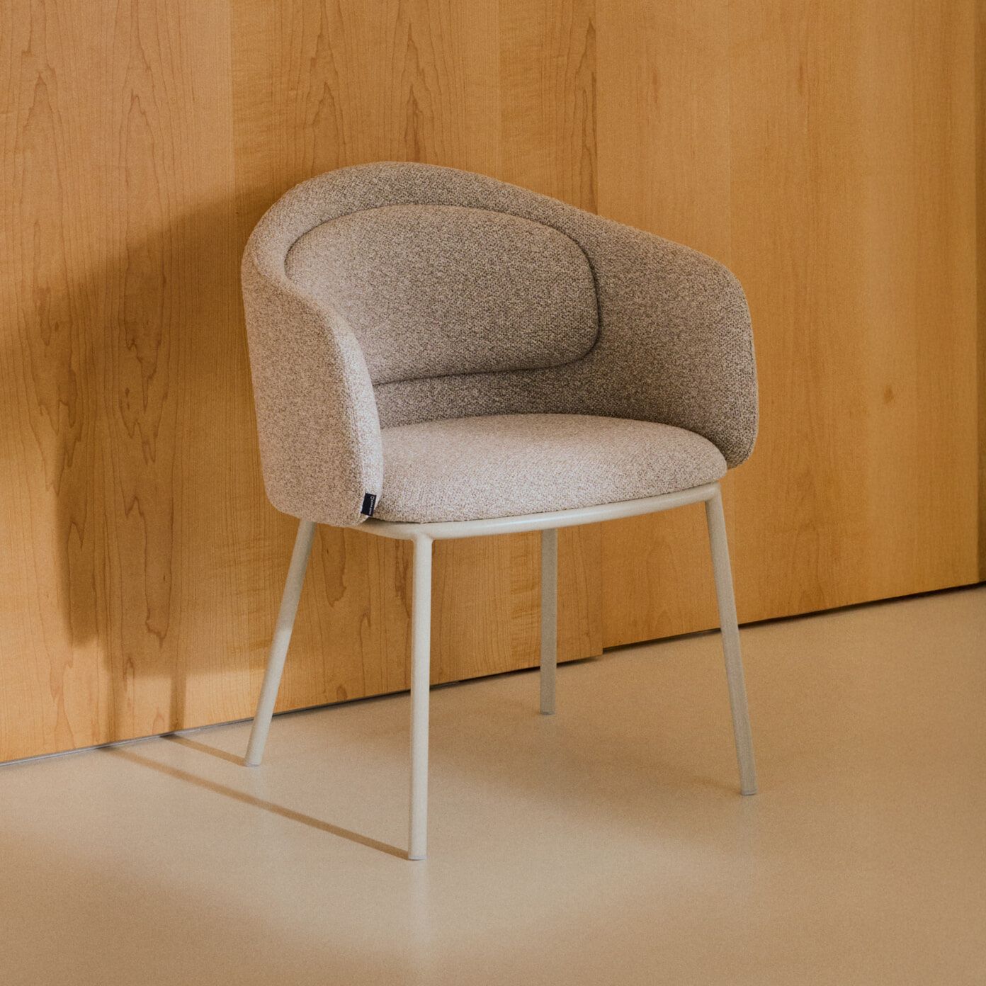 Kave Home Minda Grove Chenille Eetkamerstoel – Tijdloze Elegantie in Beige